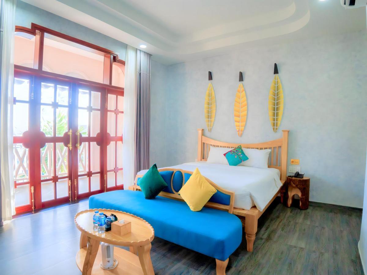 Premium Pool View Room