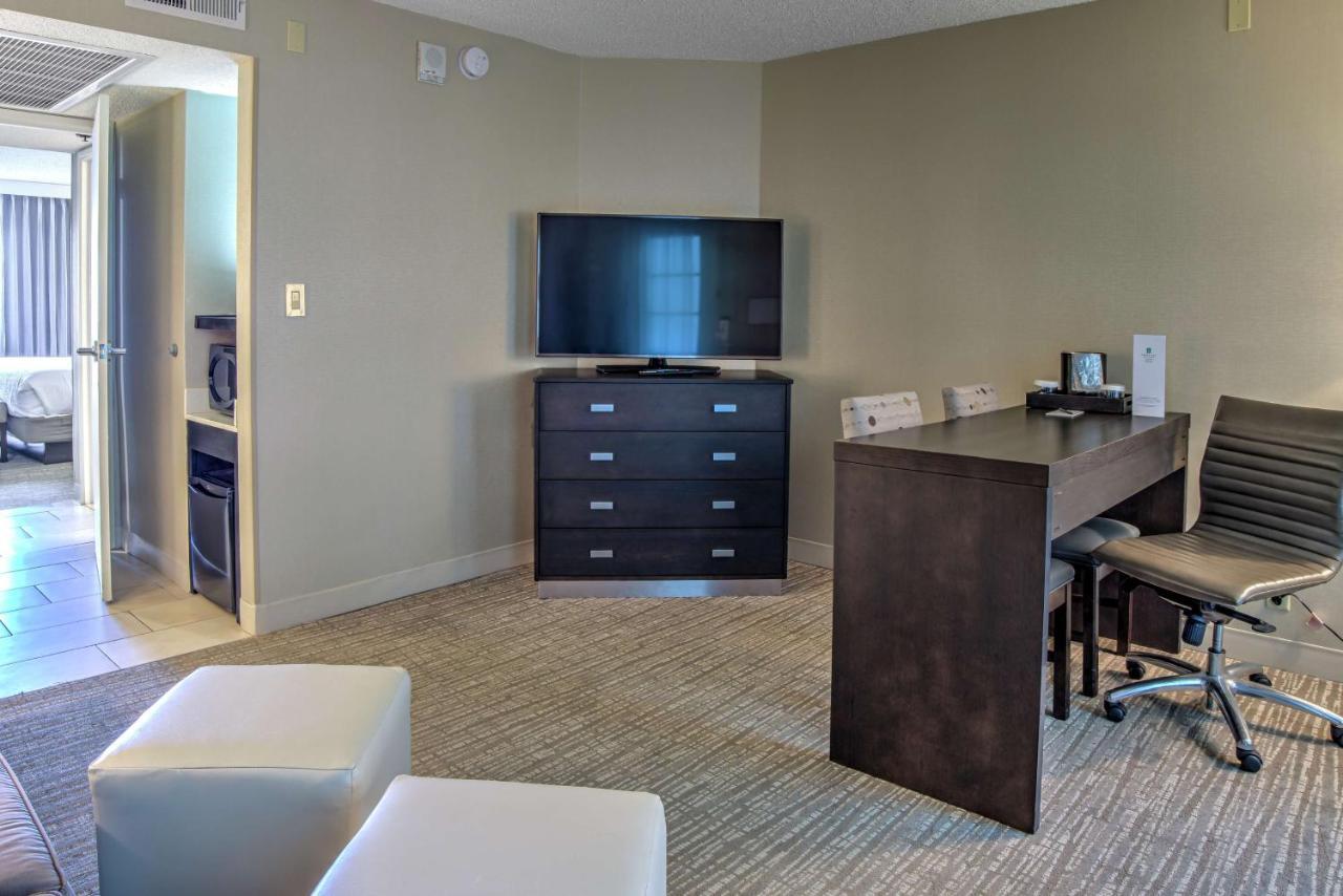 King Suite with Roll-In Shower - Mobility and Hearing Access/Non-Smoking