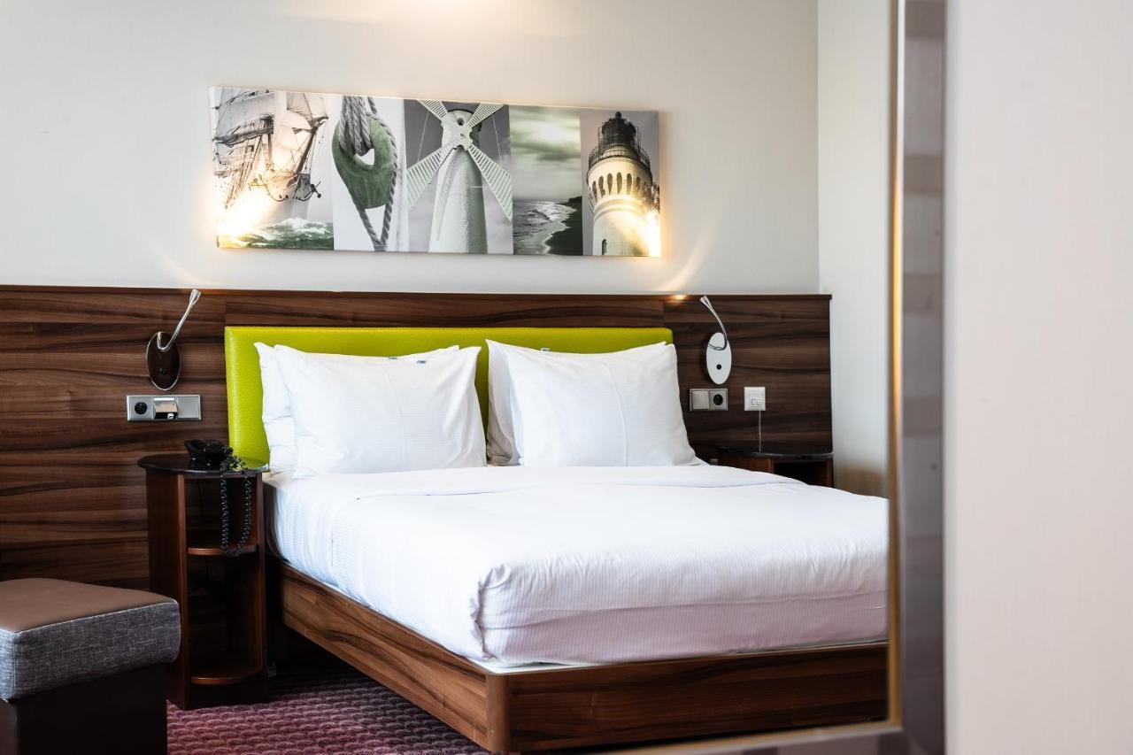 Queen Room - Accessible