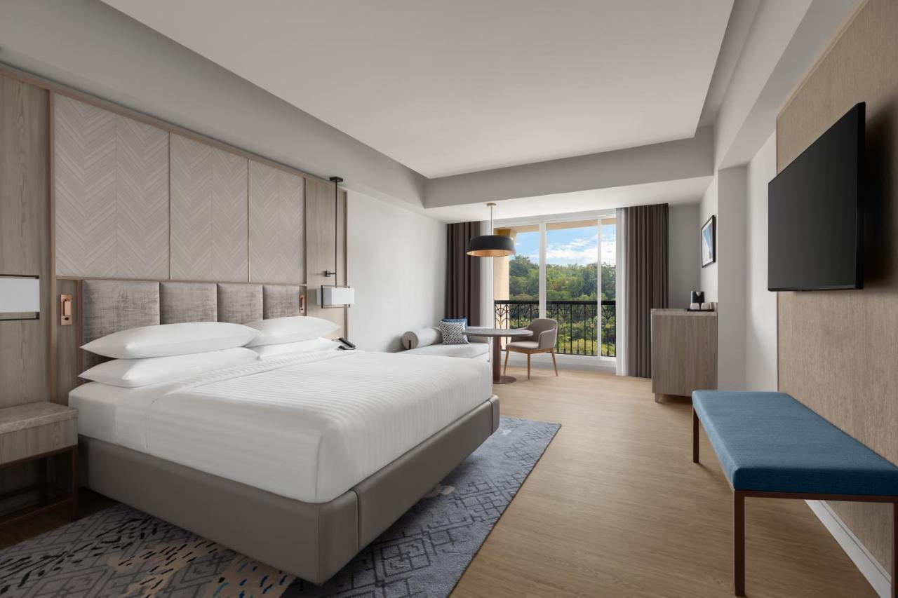 Deluxe, Guest room, King, Pool view
