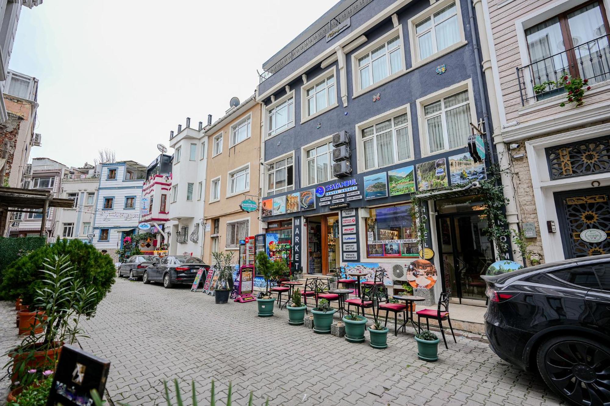 Double Room with Street View and Balcony