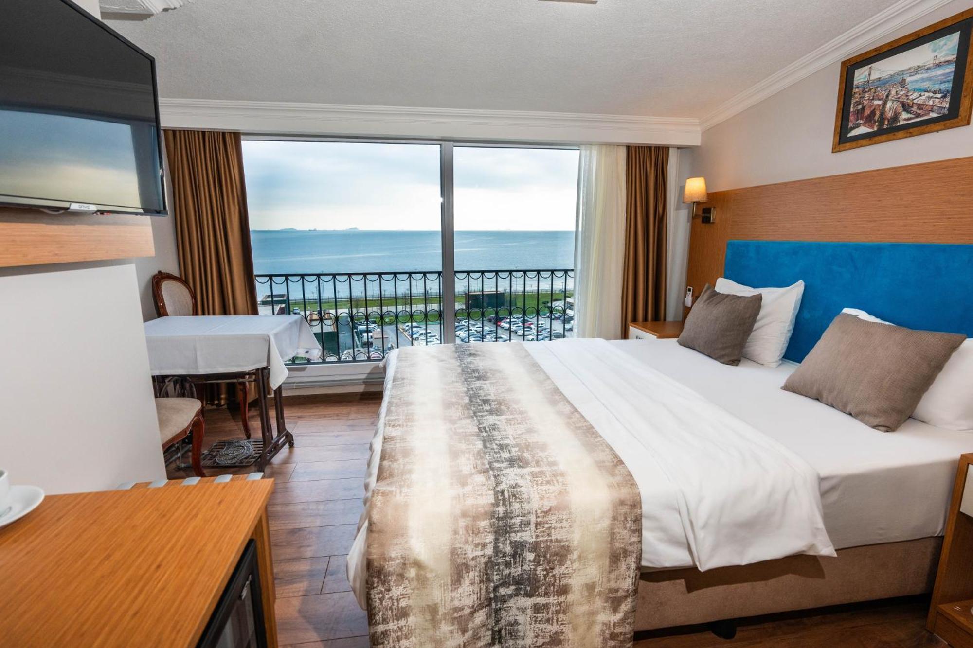 Double Room with Sea View and Balcony