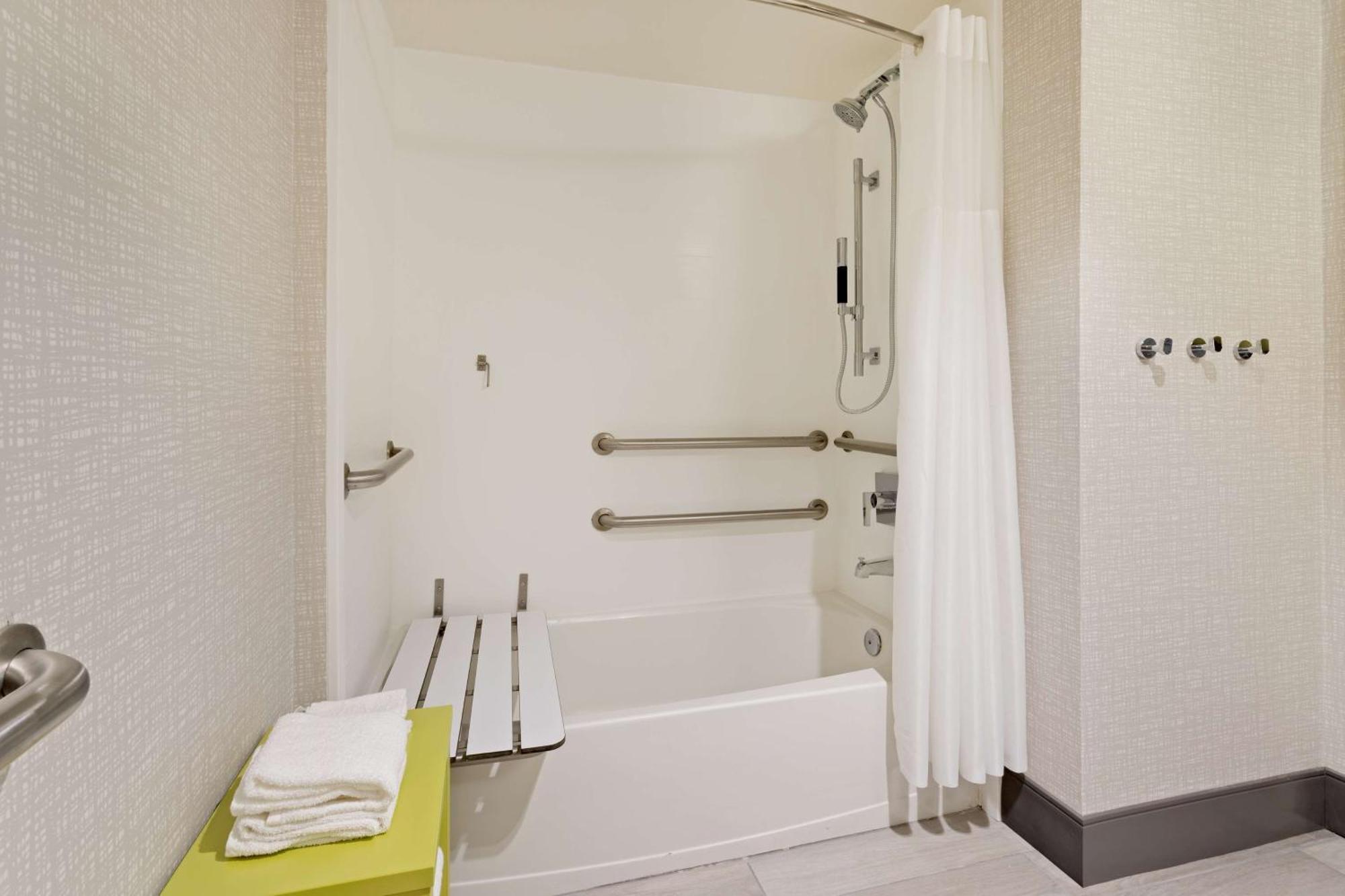 Double Room with Two Queen Beds and Bath Tub - Mobility Access