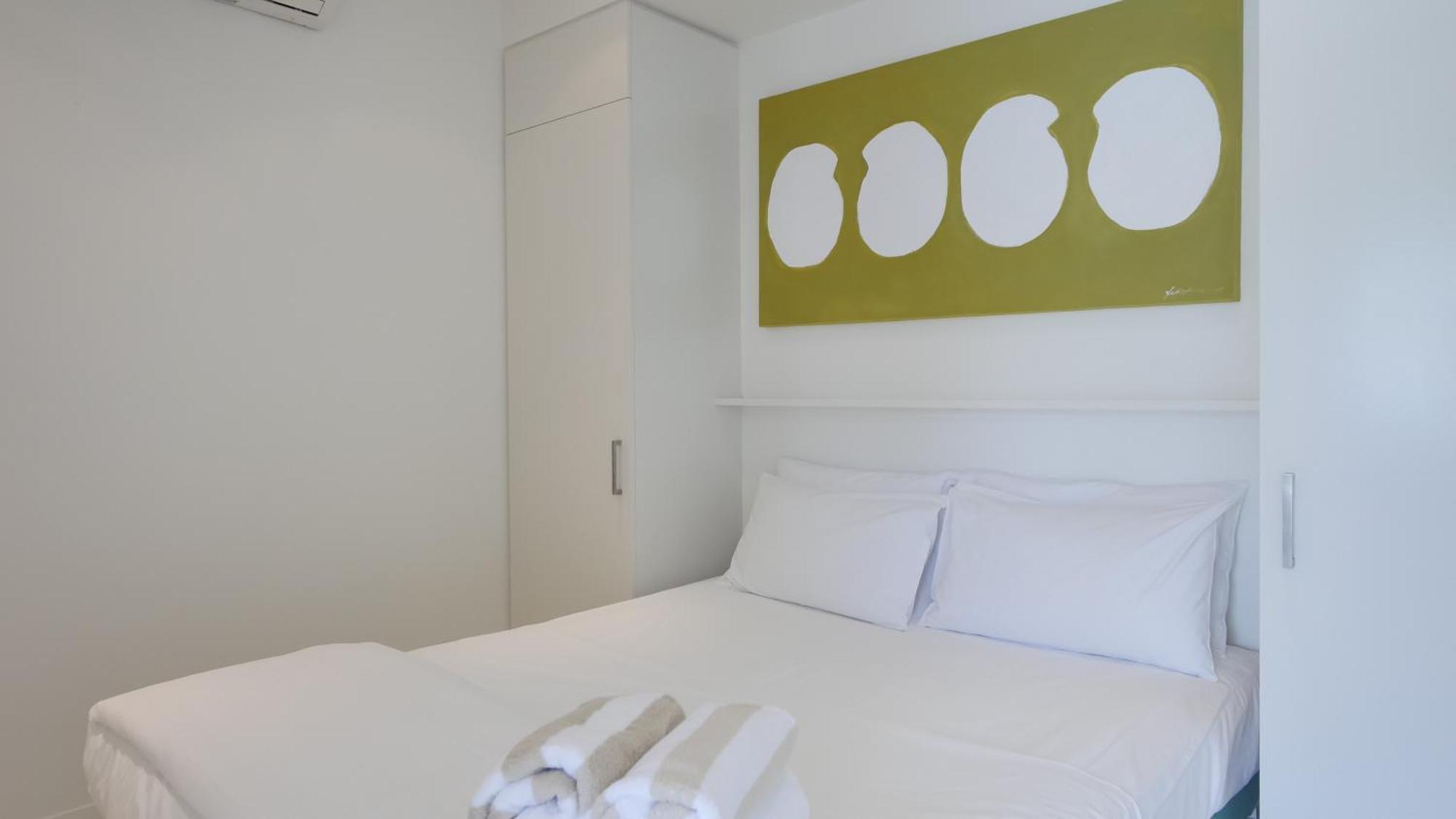Two-Bedroom Apartment Swim Out - Lap Pool with Sun Loungers