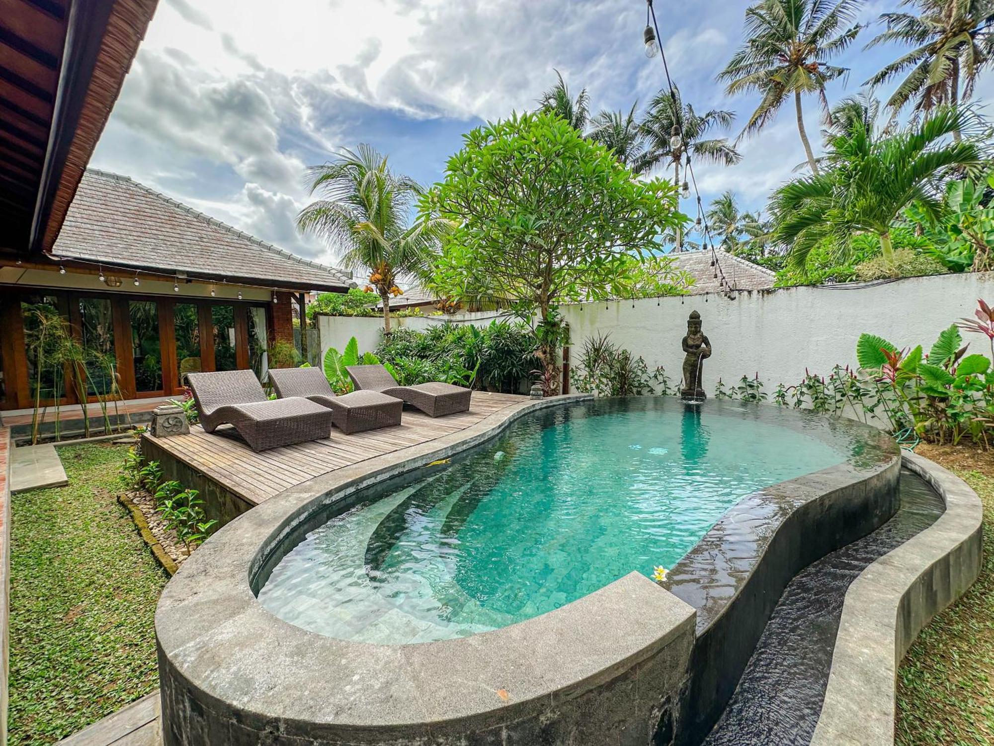 Three-Bedroom Villa with Bathtub and Kitchen