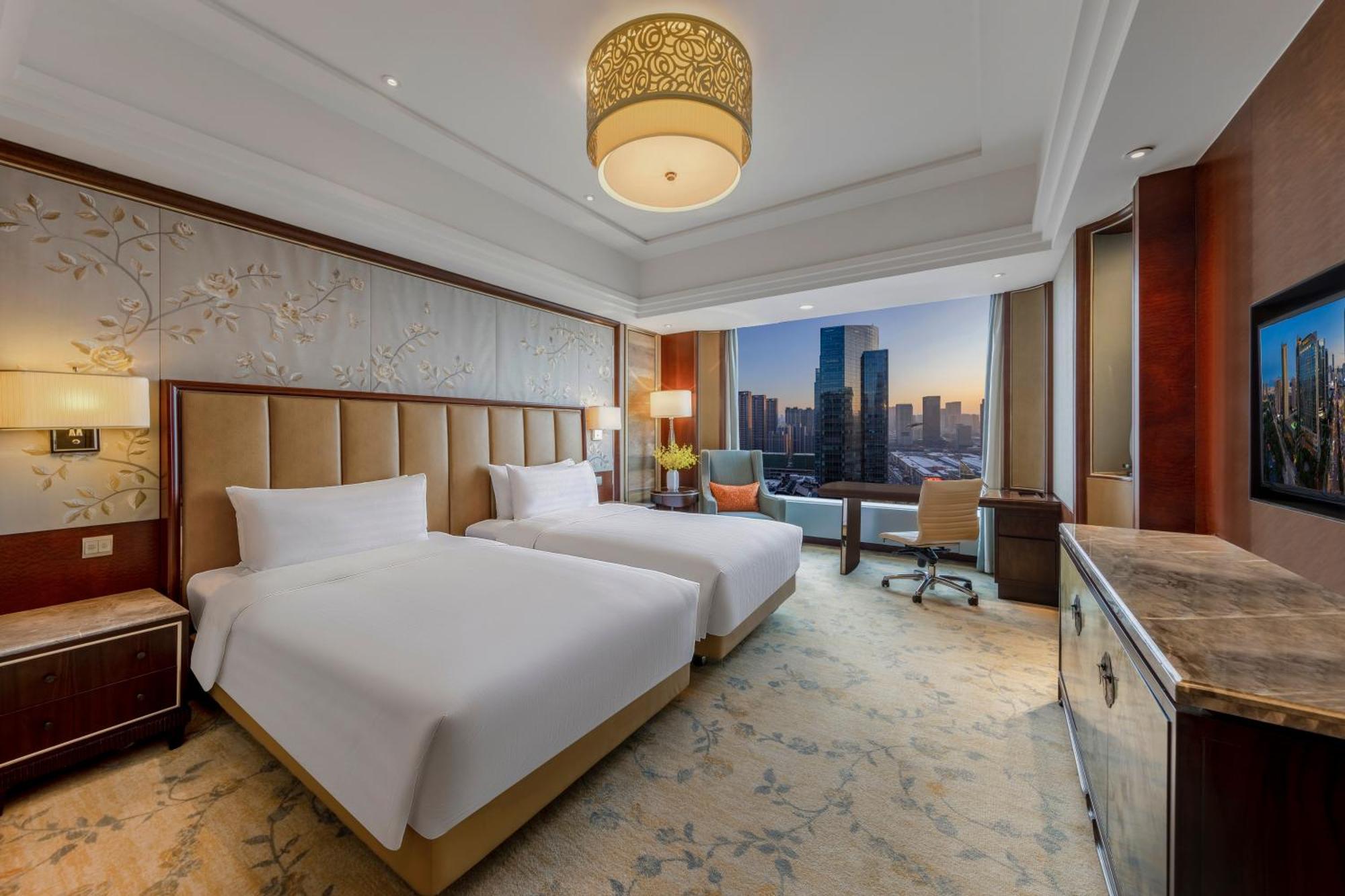 Horizon Deluxe Twin Room with City View and Lounge Access