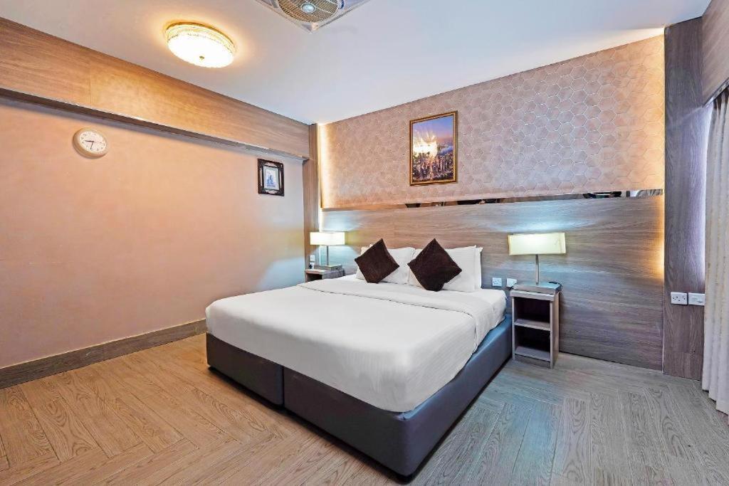 Deluxe Double Room (2 Adults + 1 Child)