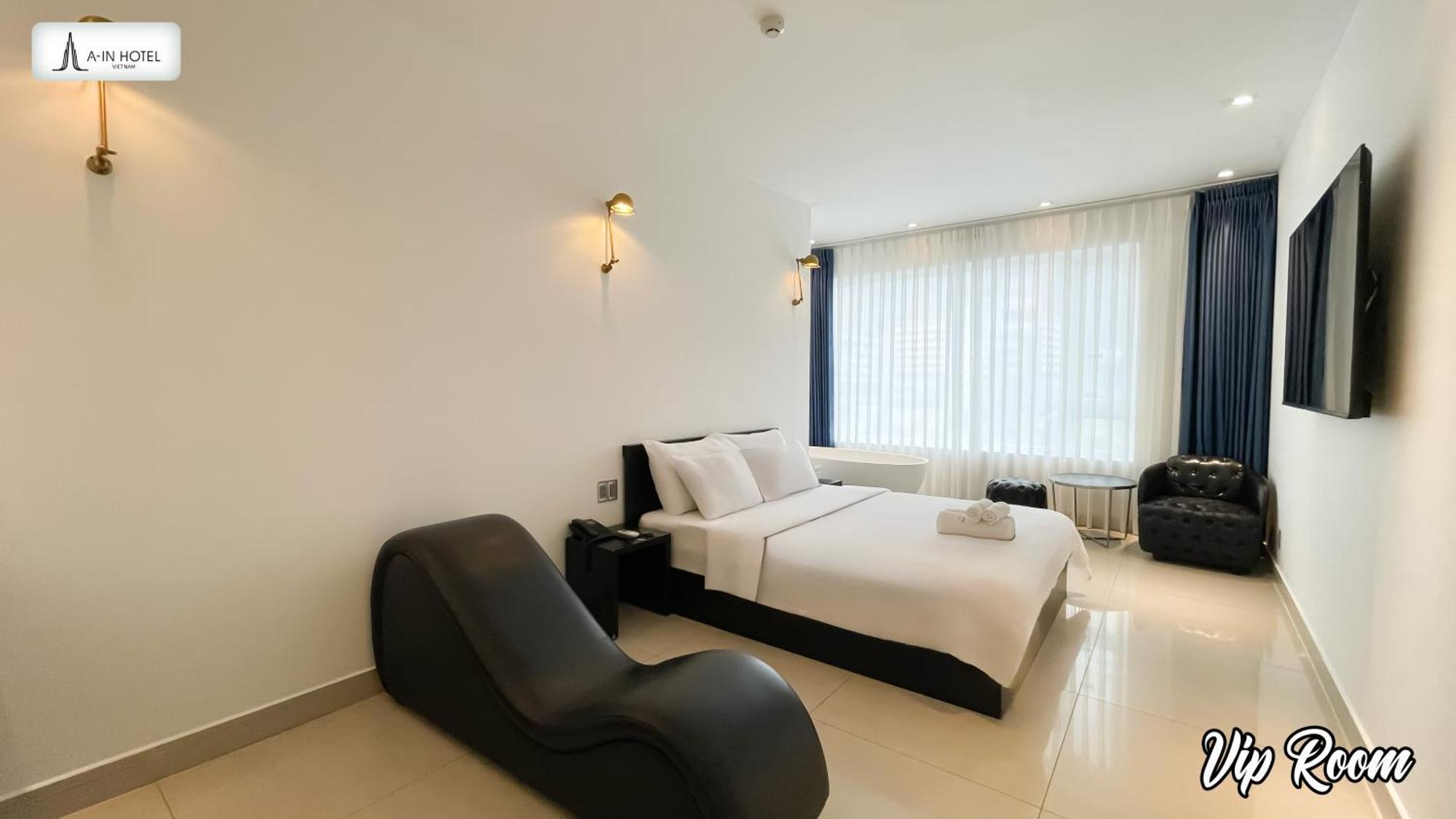 V.I.P Double Room with River View, Bathtub