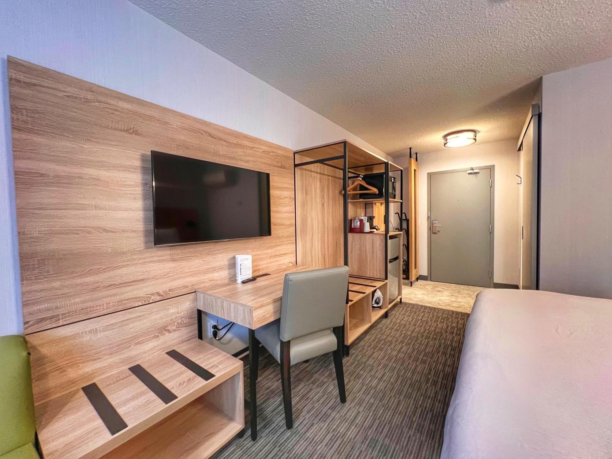 Deluxe King Guest Room