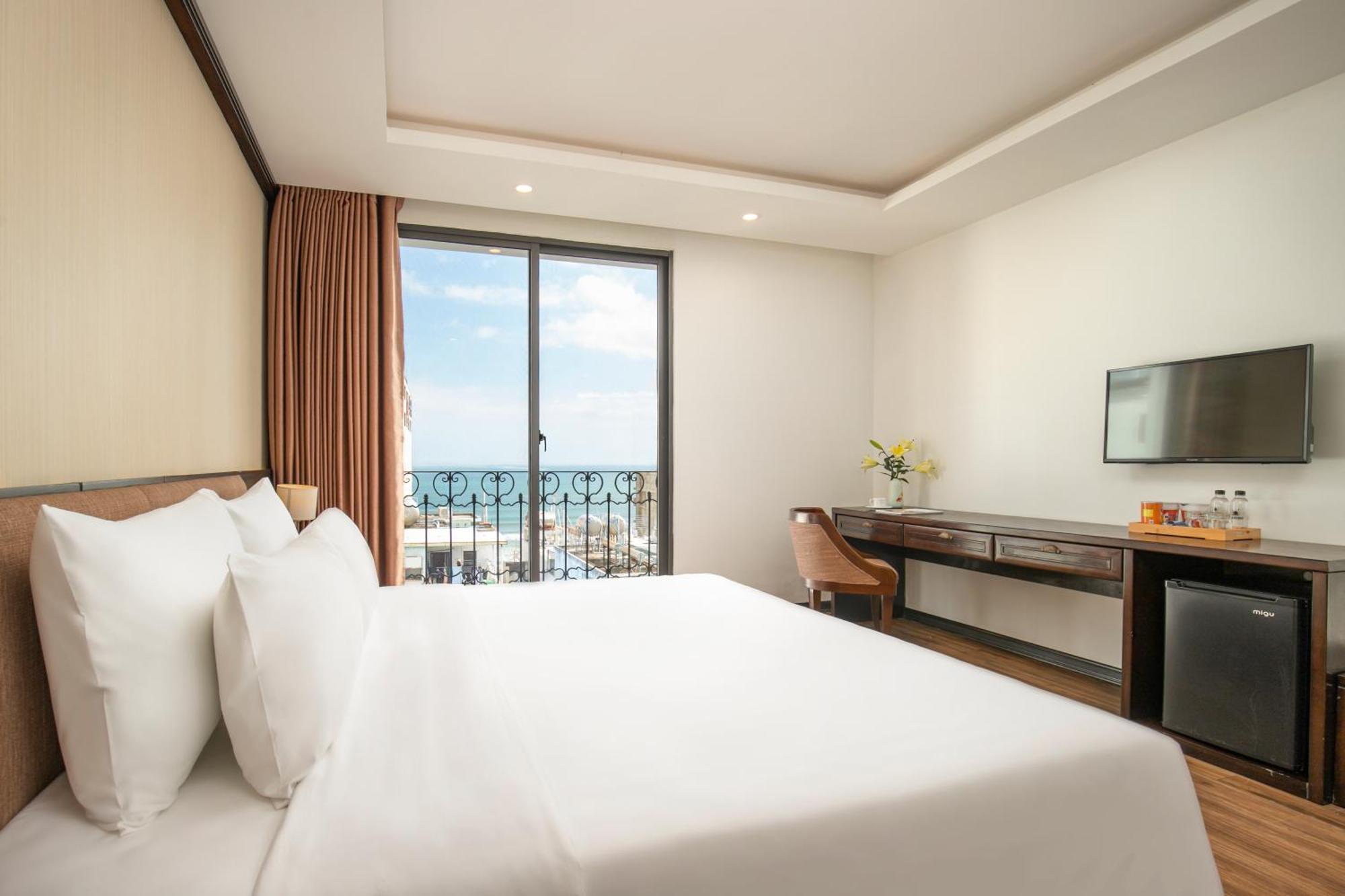 Family Suite Ocean View with Balcony and Bathtub