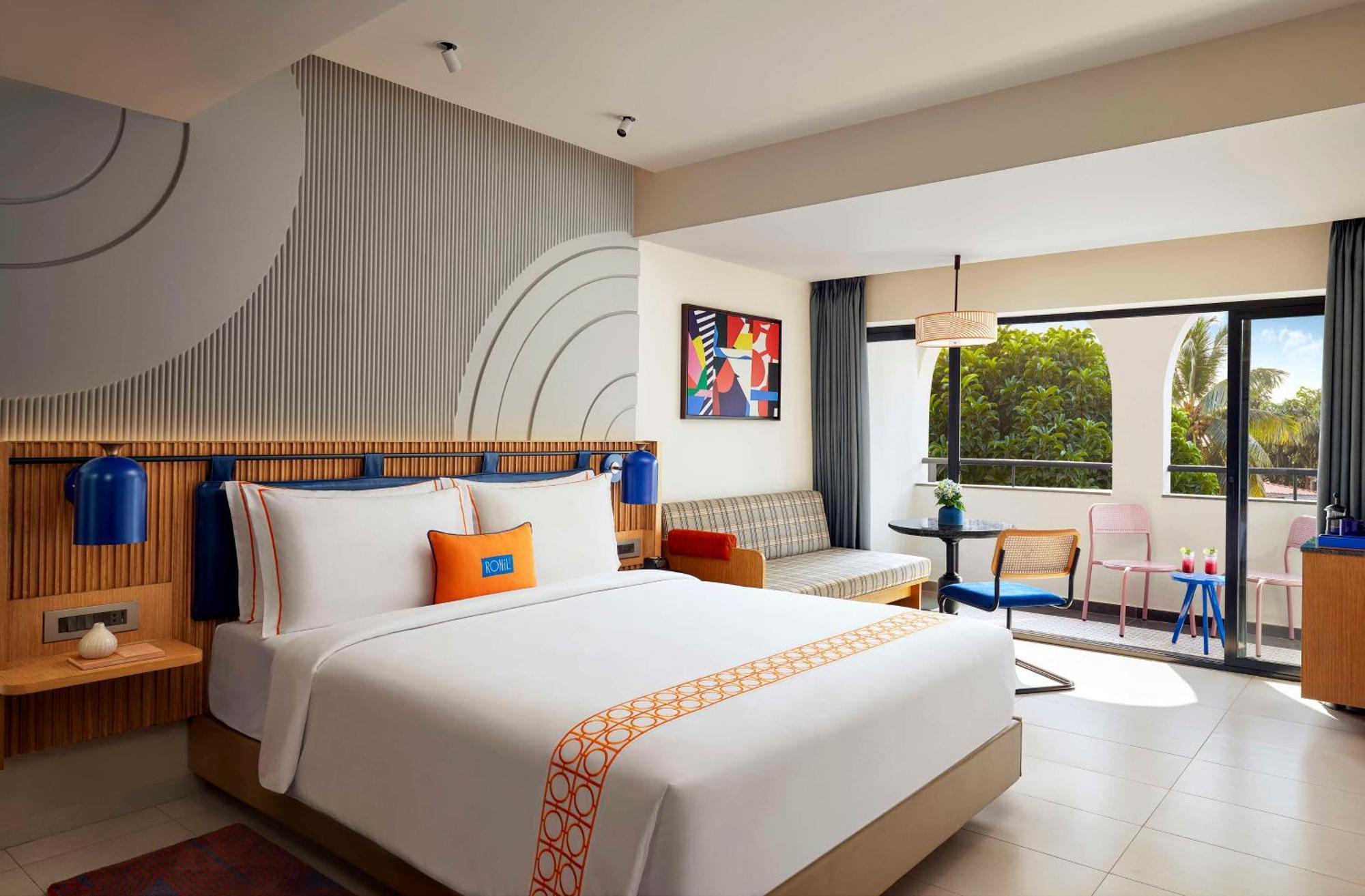 Deluxe King Room with balcony and pool view -   Happy Hours 1+1 from 4pm to 7pm at Patrao's