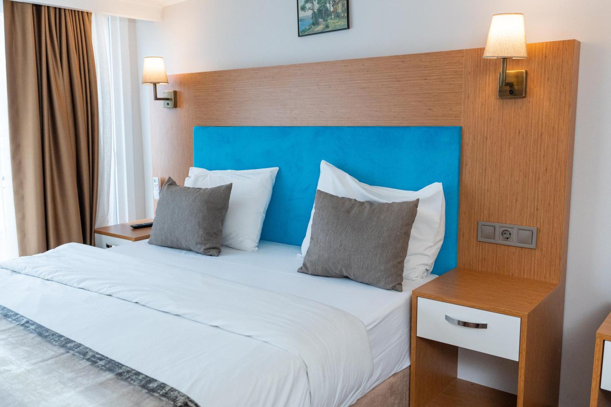 Triple Room with Sea View and Balcony