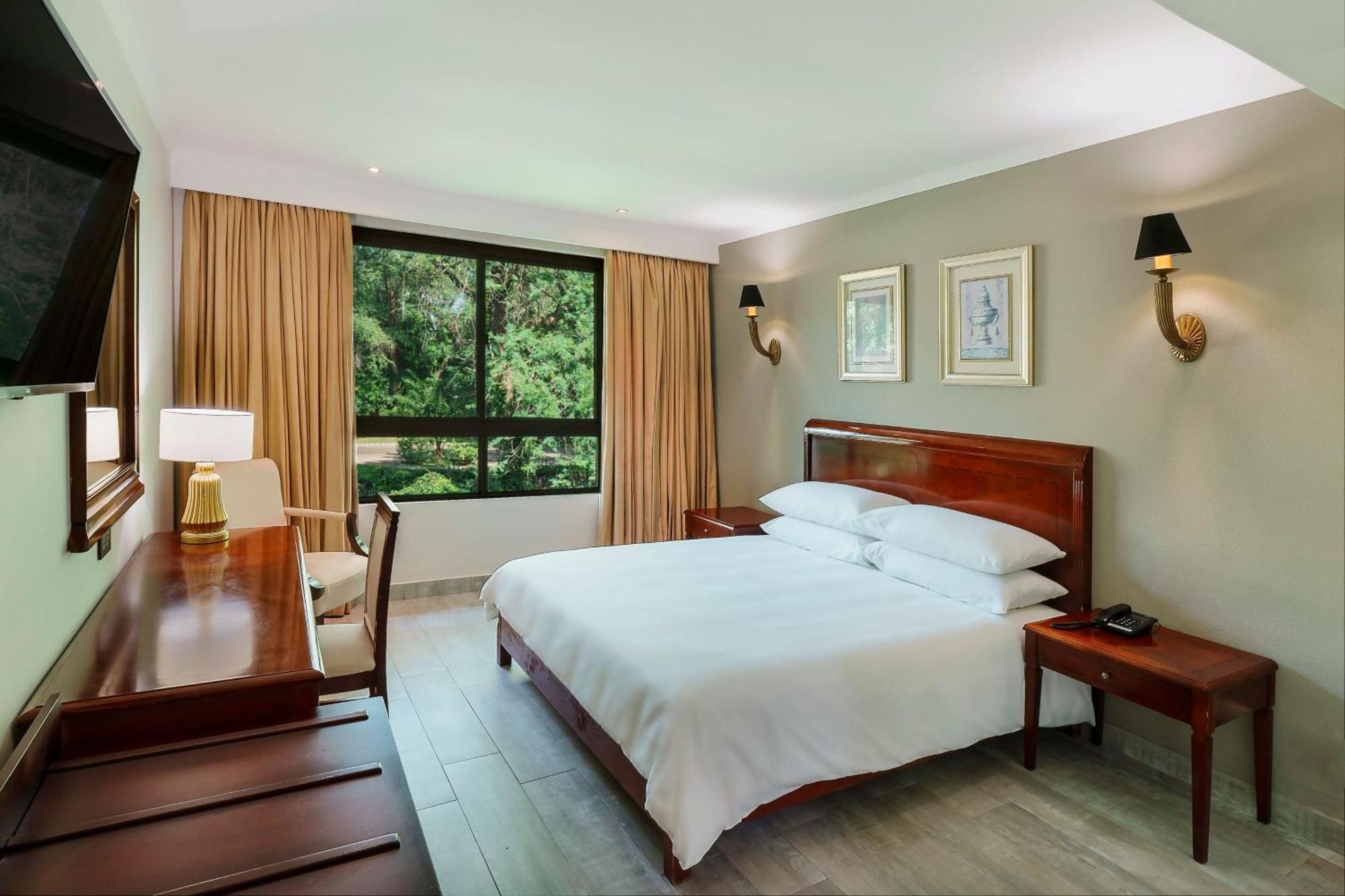 Guest room, 1 King, Pool and Garden view