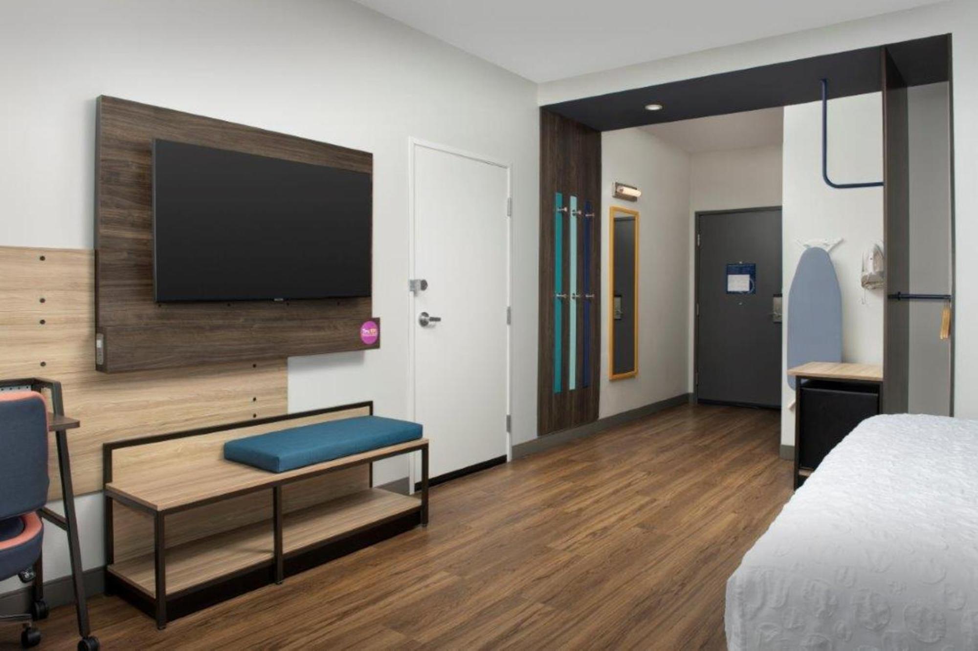 King Room with Bath Tub - Mobility and Hearing Access