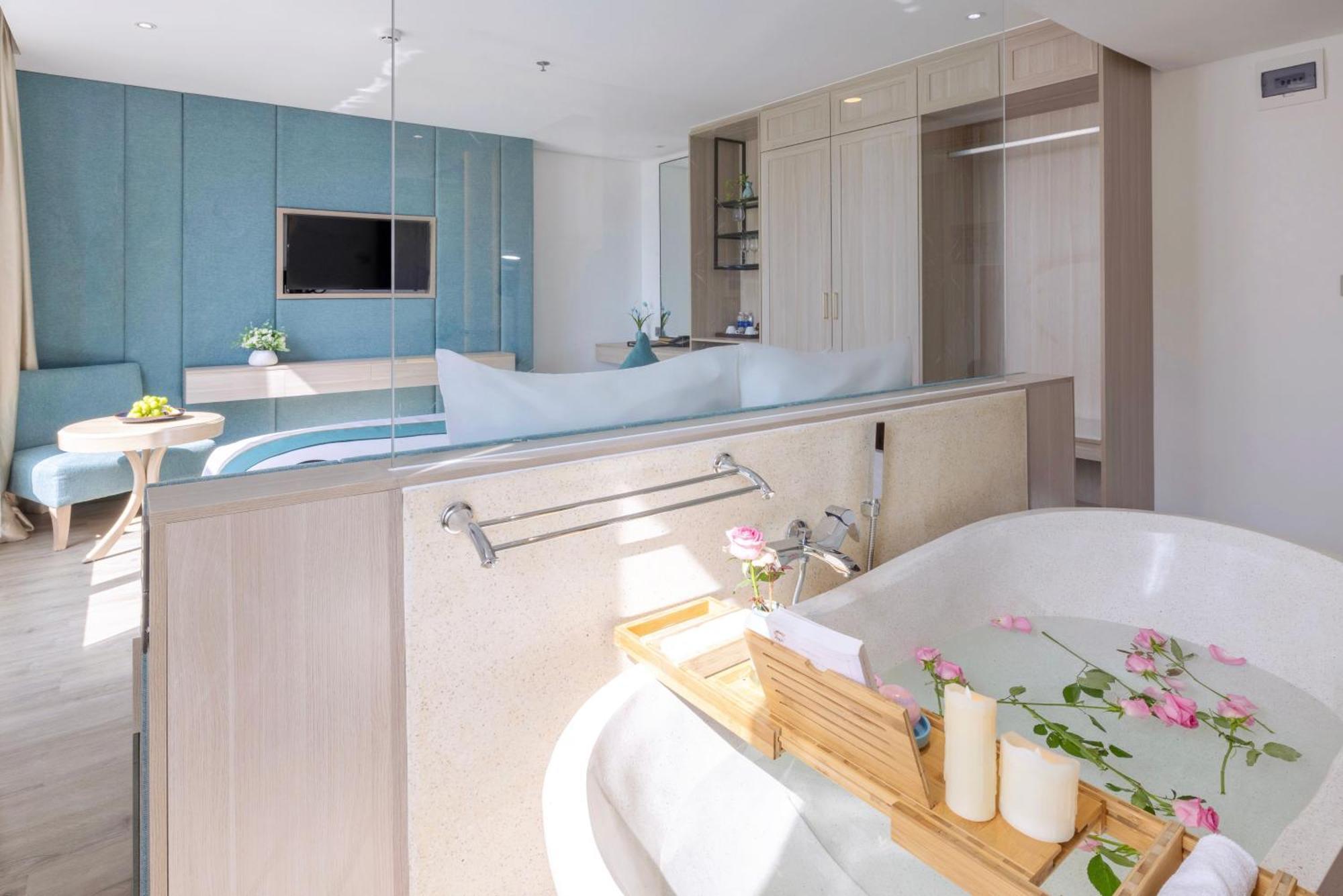 Premium Deluxe Double Partial Ocean View