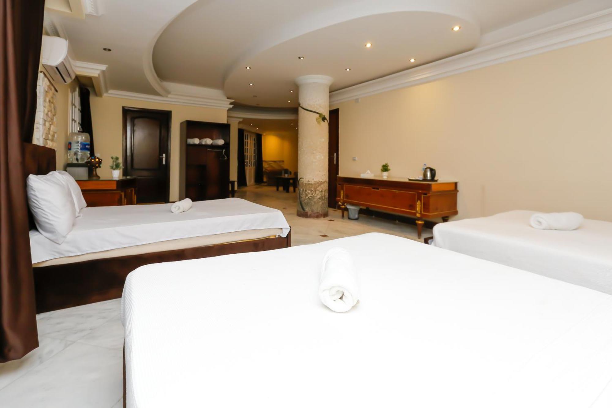 Deluxe King Suite