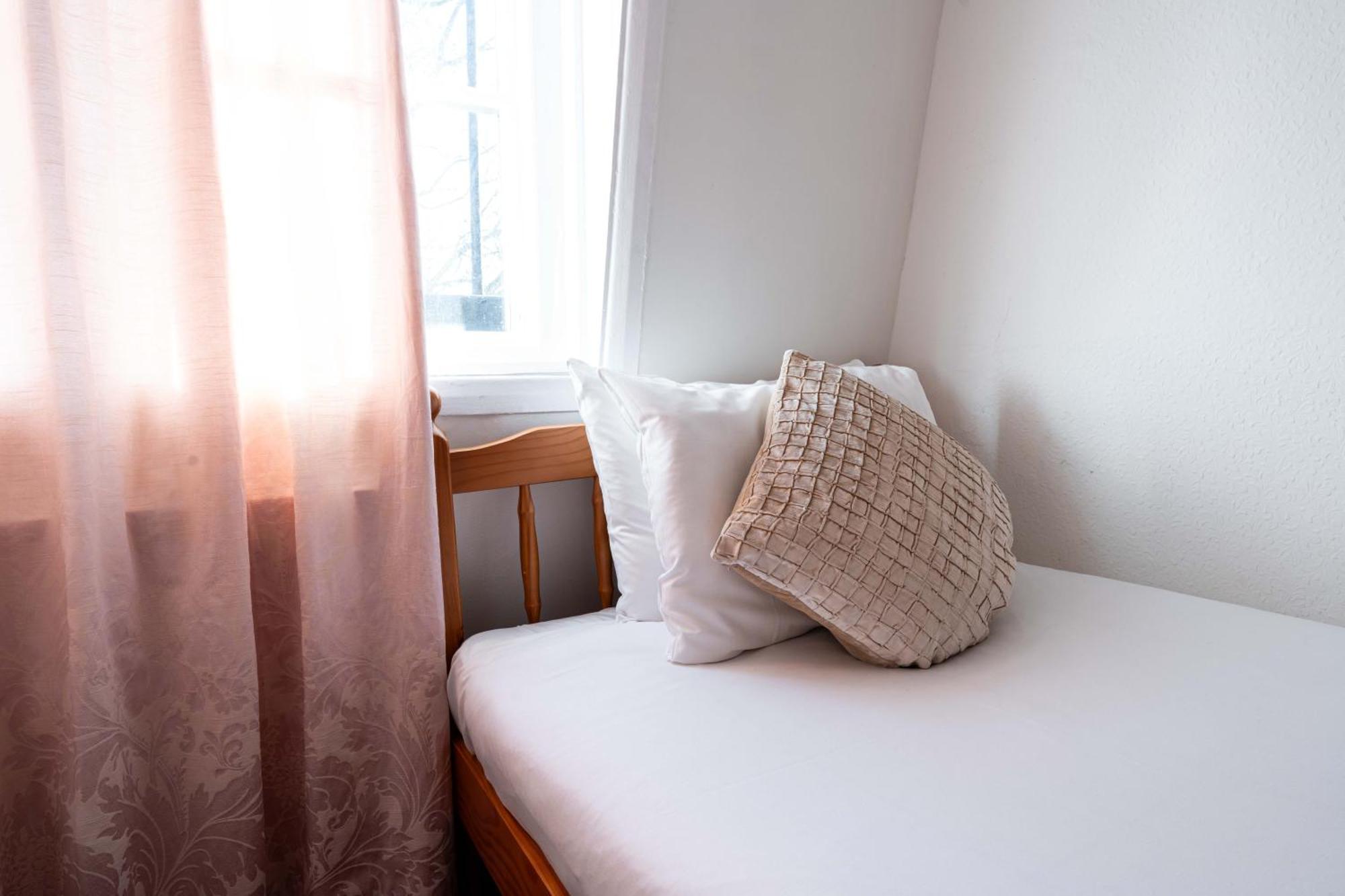 Single Room with Shared Toilet
