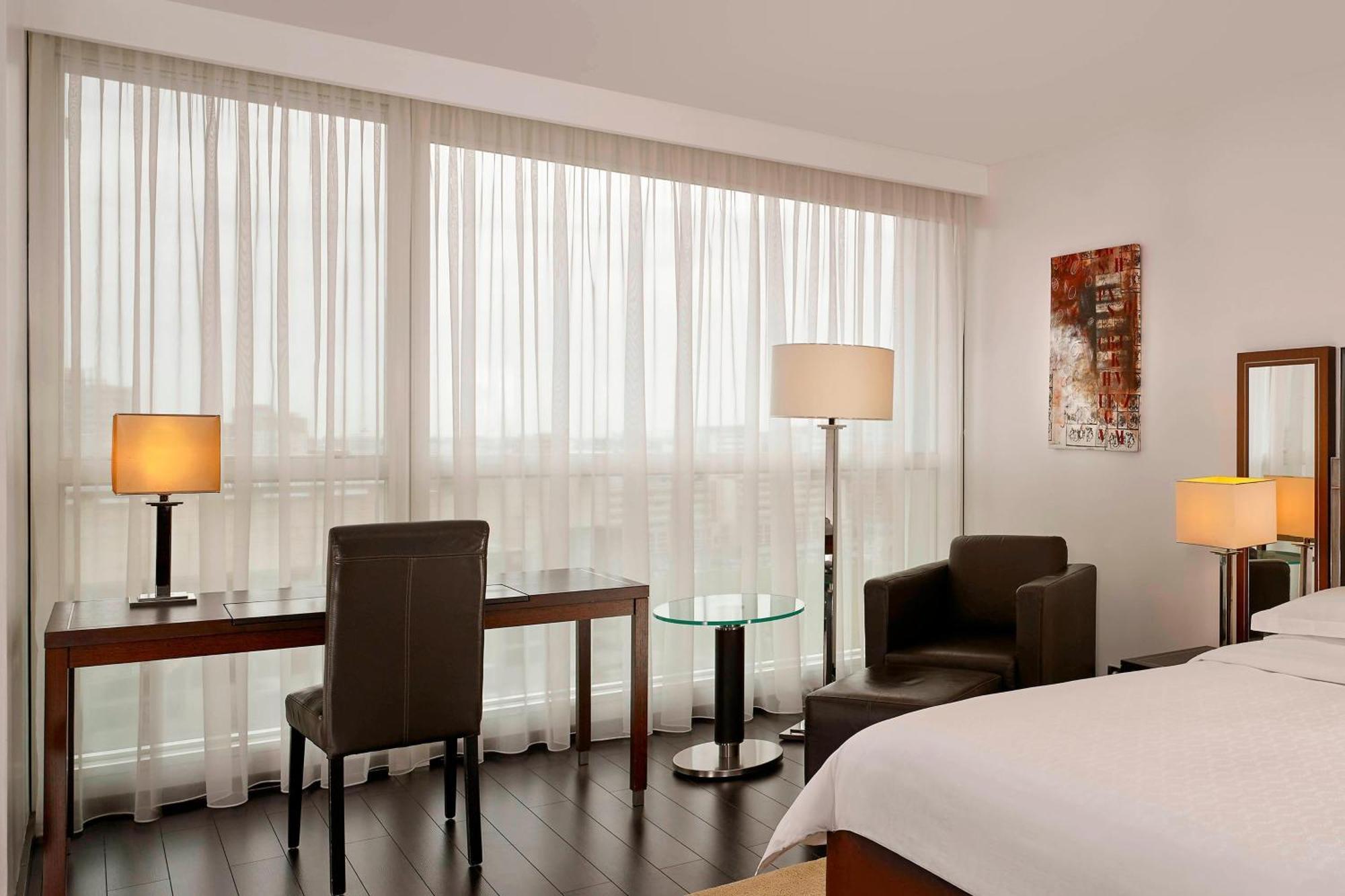 Premium Deluxe, Guest room, 1 Queen, Mid floor