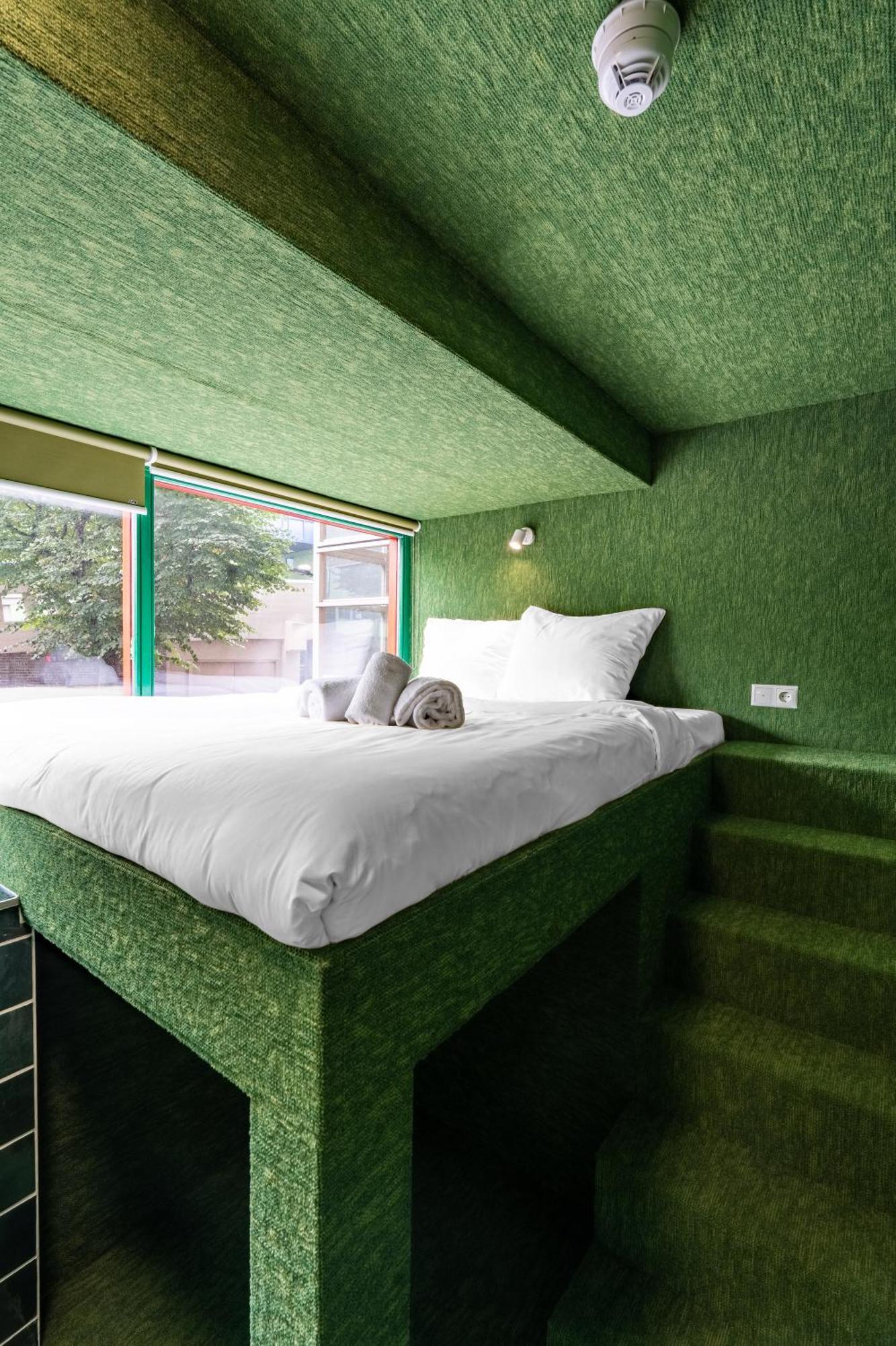 Party Room (shared bathroom)