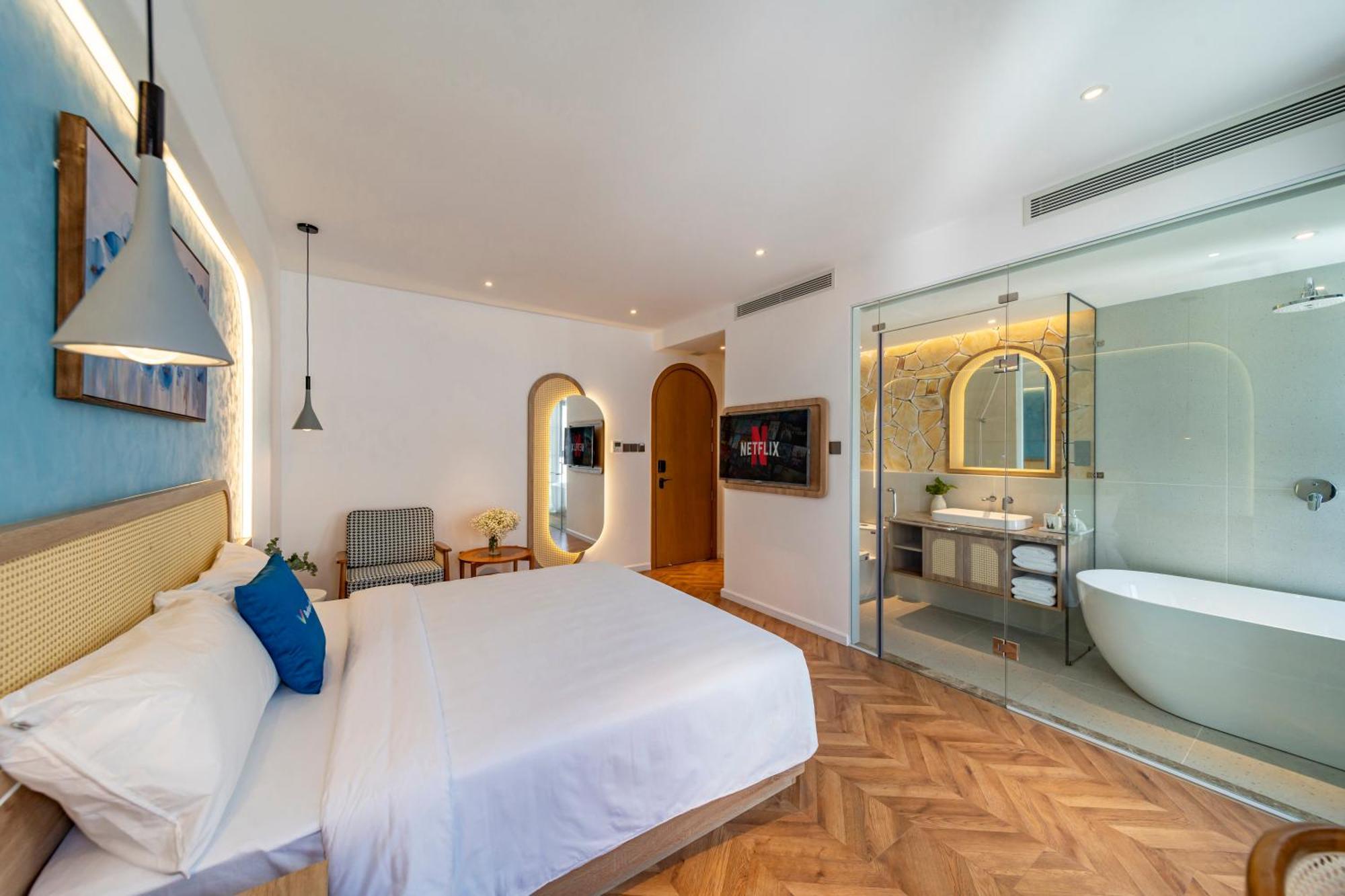 Deluxe Double Room with Balcony and Bathtub
