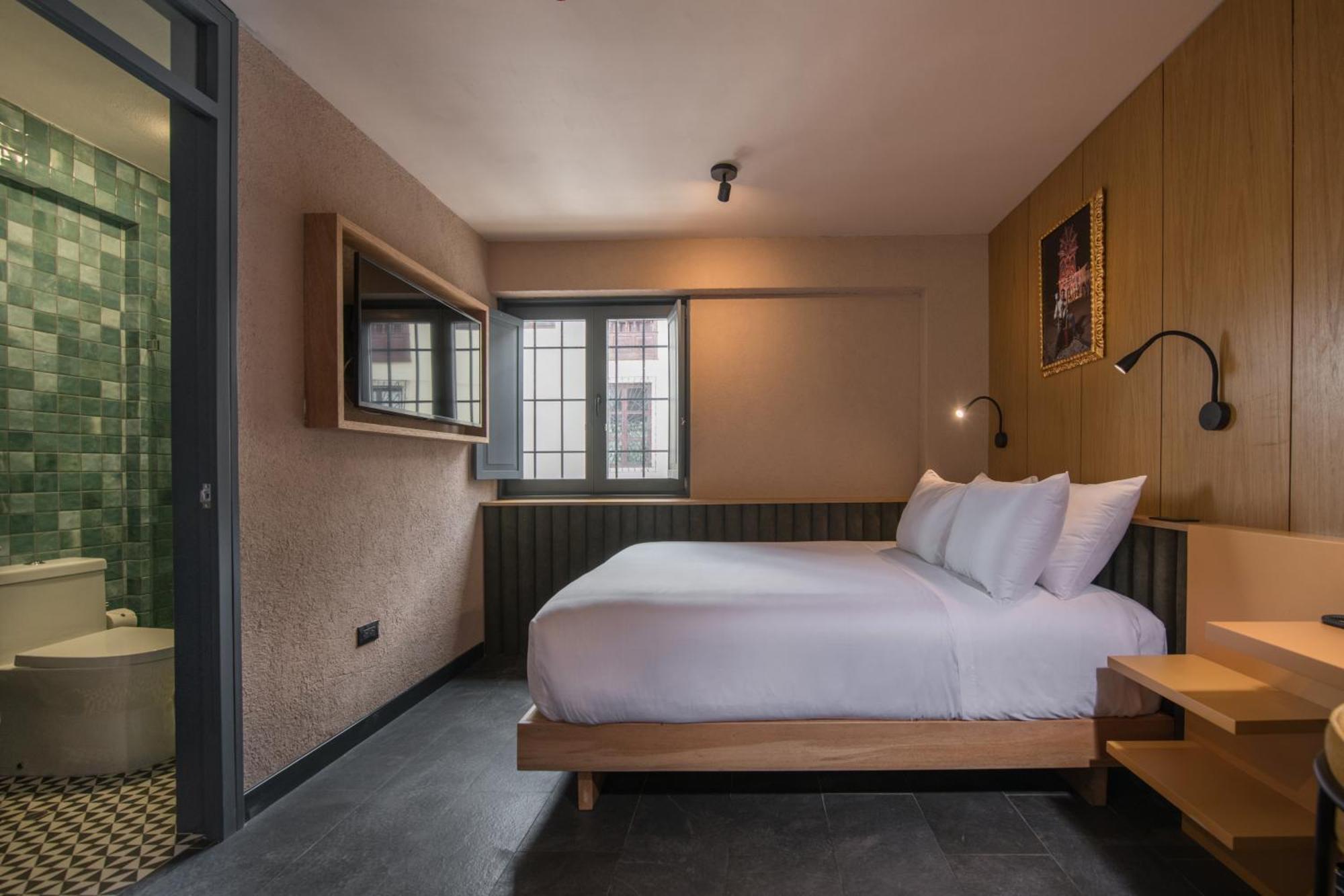 Queen Room with Roll-in Shower - Mobility Accessible