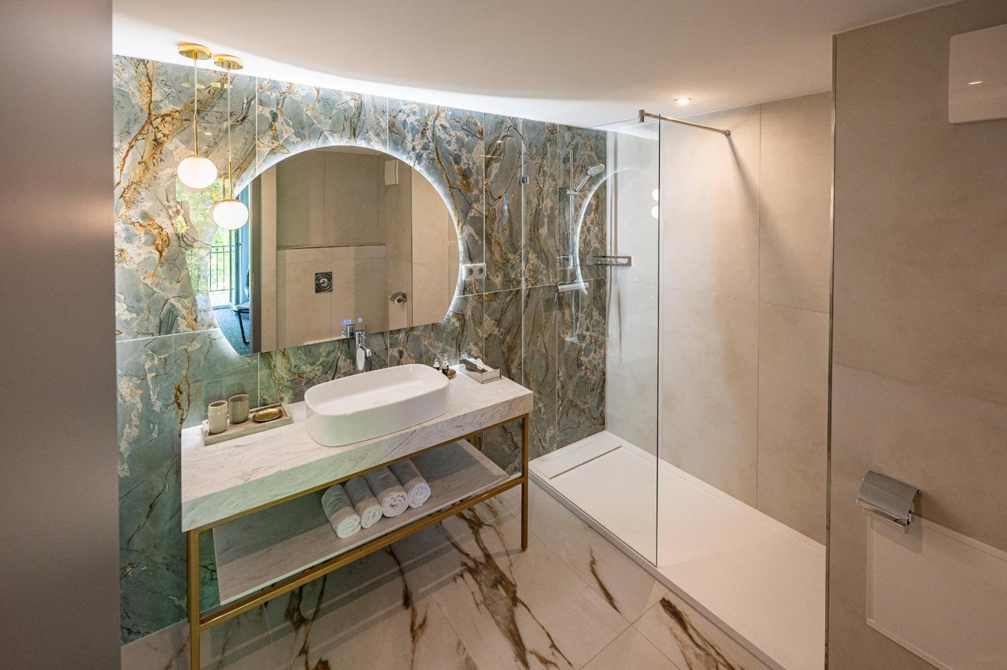 Deluxe Double Room– Deluxe Building
