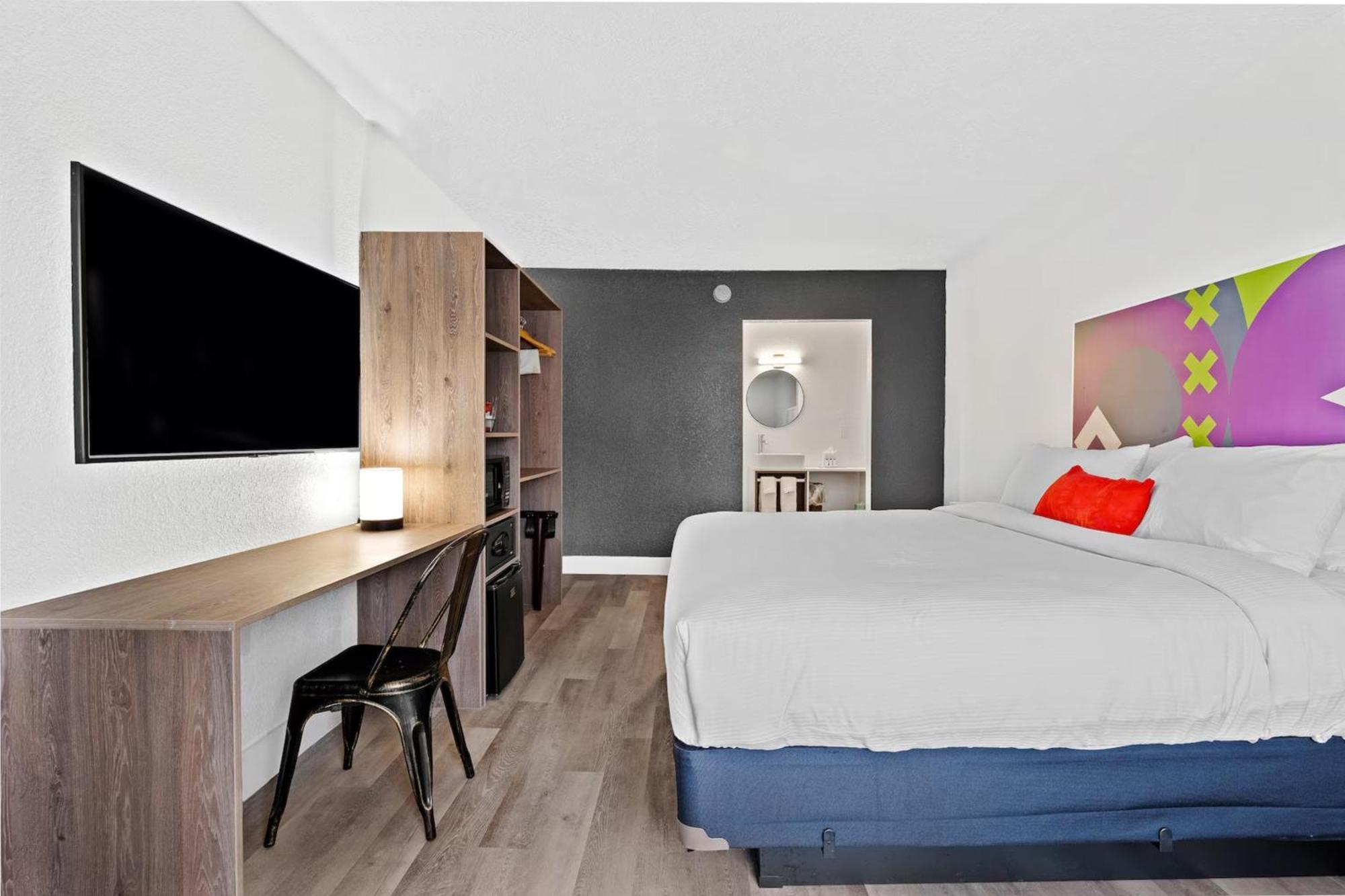 Room with One King Bed, Mobility/Hearing Access and Tub with Grab Bars, Courtyard View, Non-Smoking