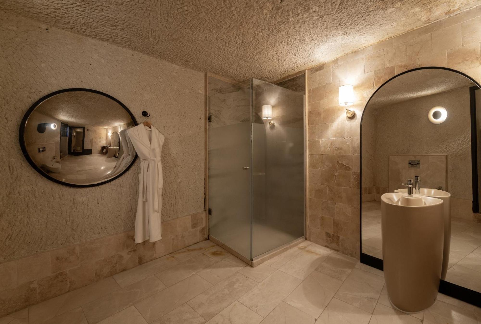 Deluxe Cave Room