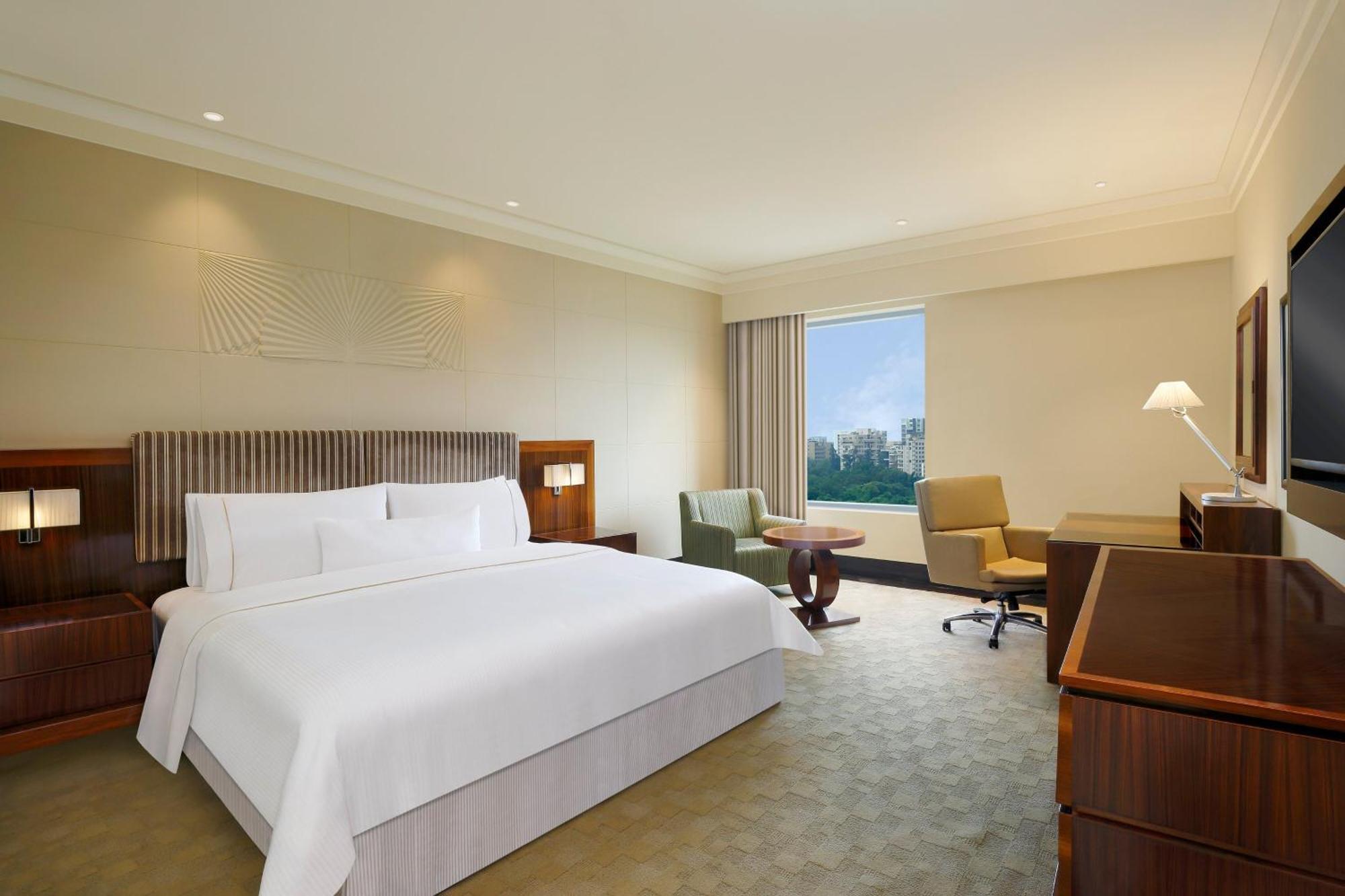 1 King Bed, Executive Lounge Access, Large Private Terrace, Terrace Suite : Enjoy 1+1 on beverages during Golden Hours, 4-8PM, Mon-Sat