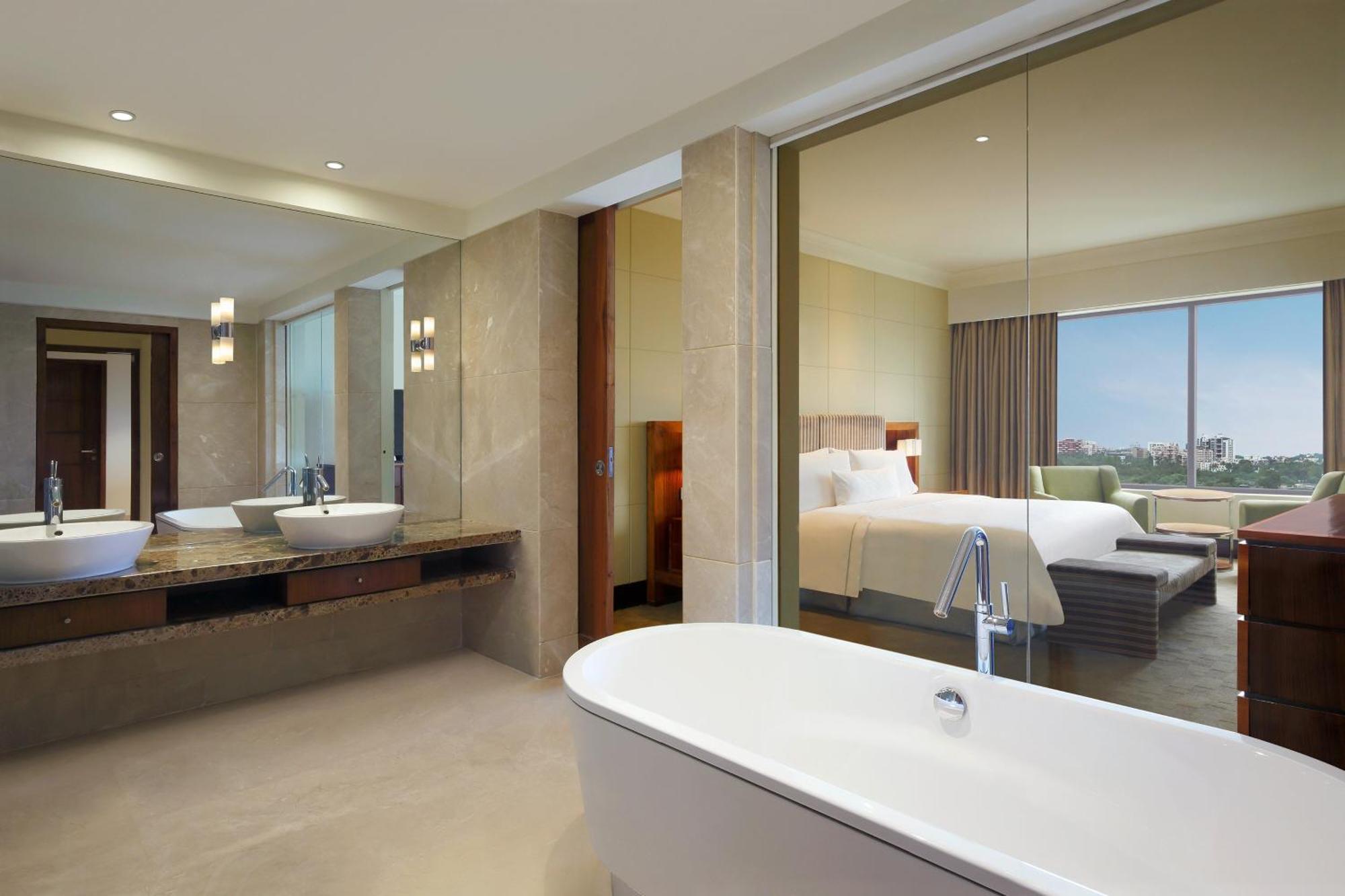 1 King Bed, Executive Lounge Access, Large Balcony, Large Room : Enjoy 1+1 on beverages during Golden Hours, 4-8PM, Mon-Sat