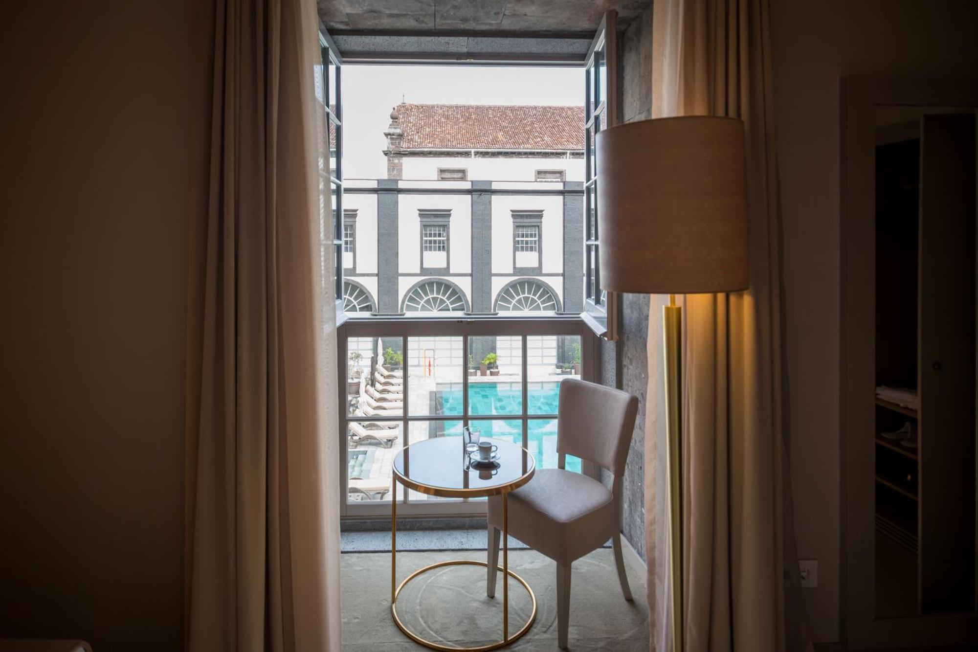 Deluxe Room (2 adults + 1 child)