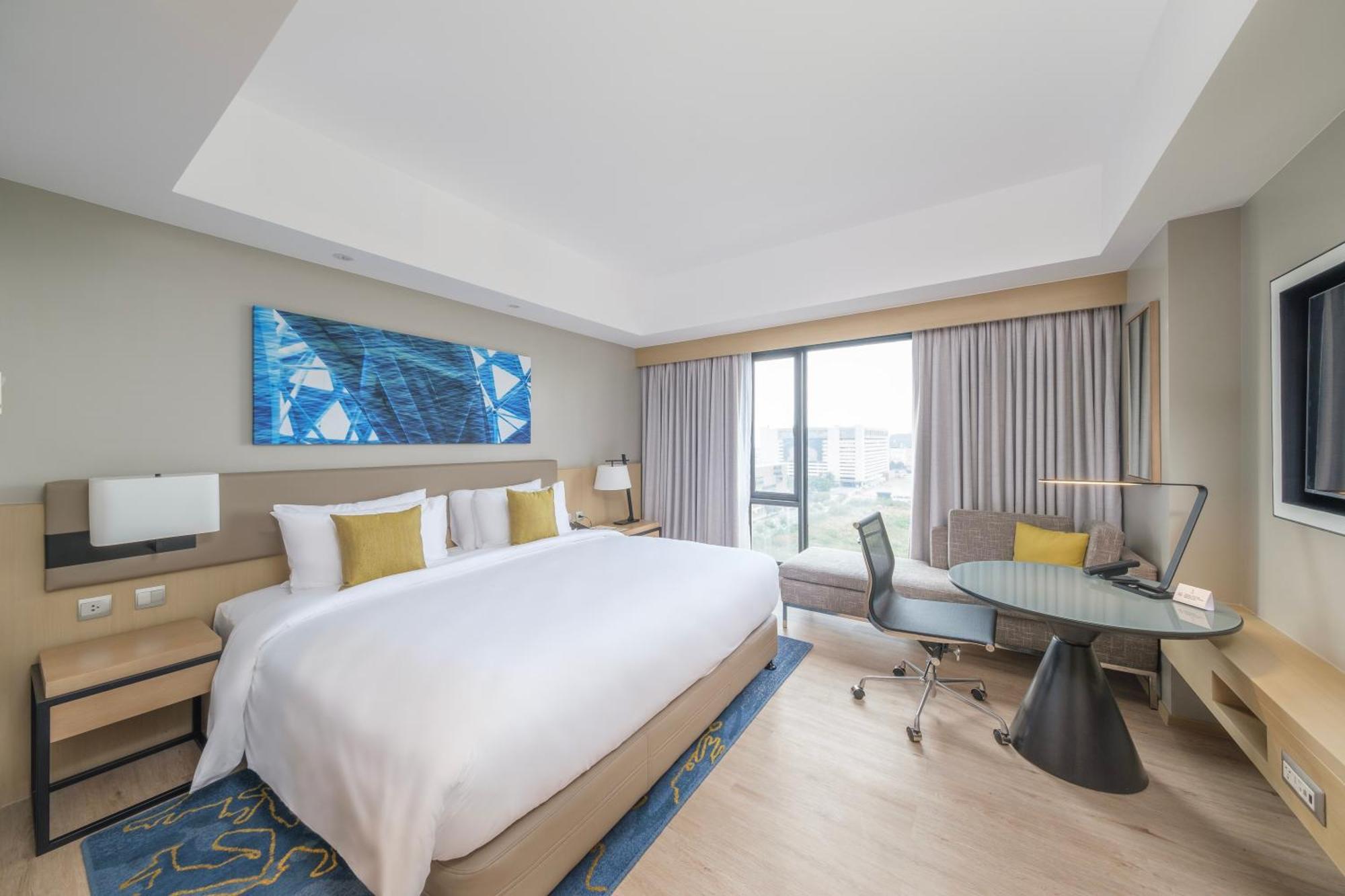 1 King Bed, Standard Room with Lounge Access