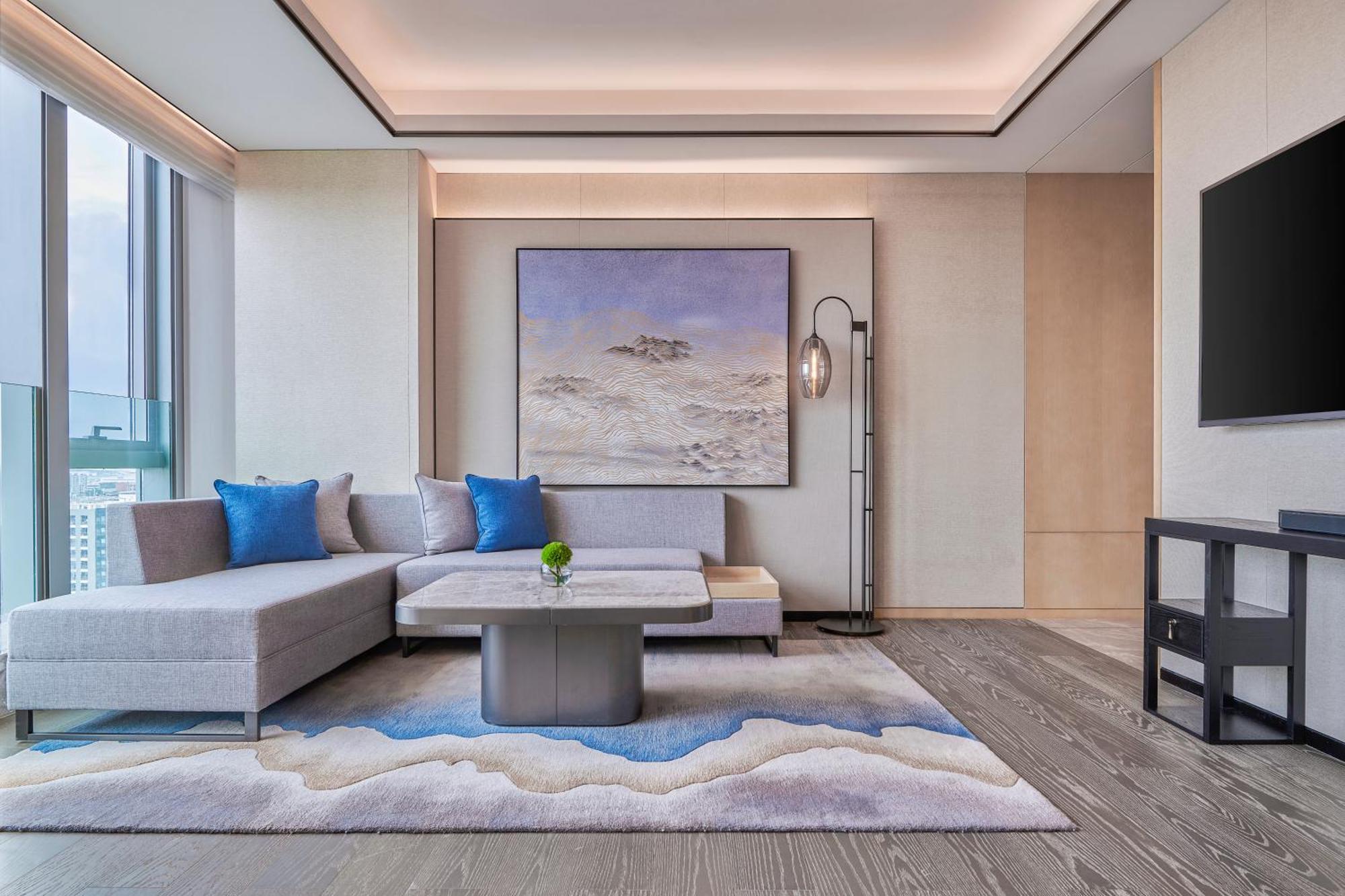 Deluxe King Suite