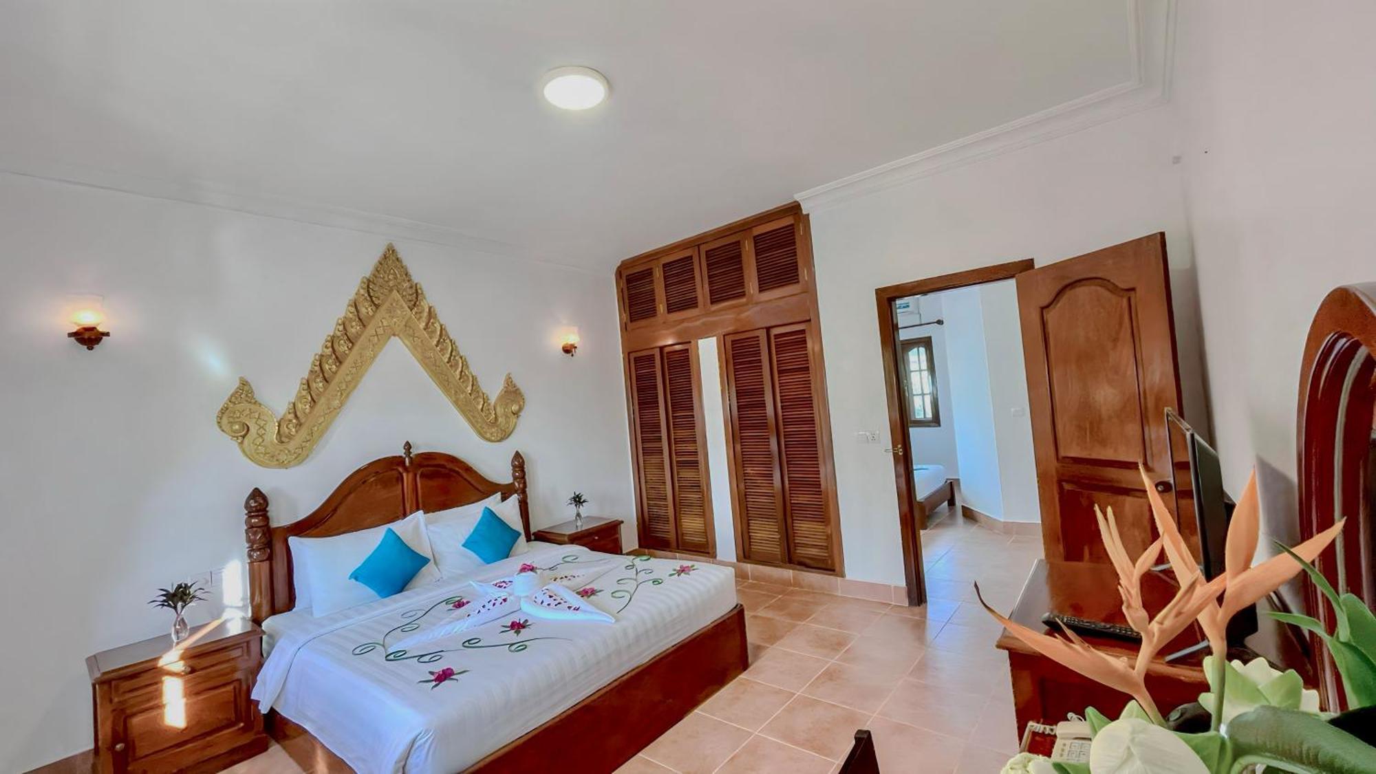 Family Connecting with Balcony Pool View - Free Pick up