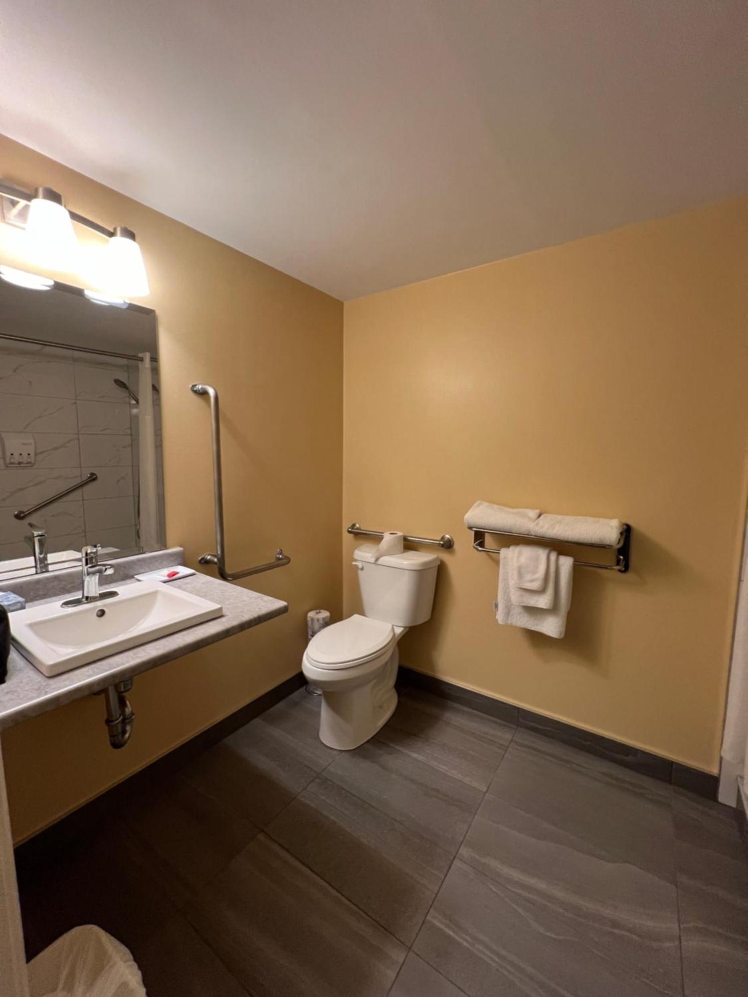 Queen Room - Mobility Accessible/Non-Smoking