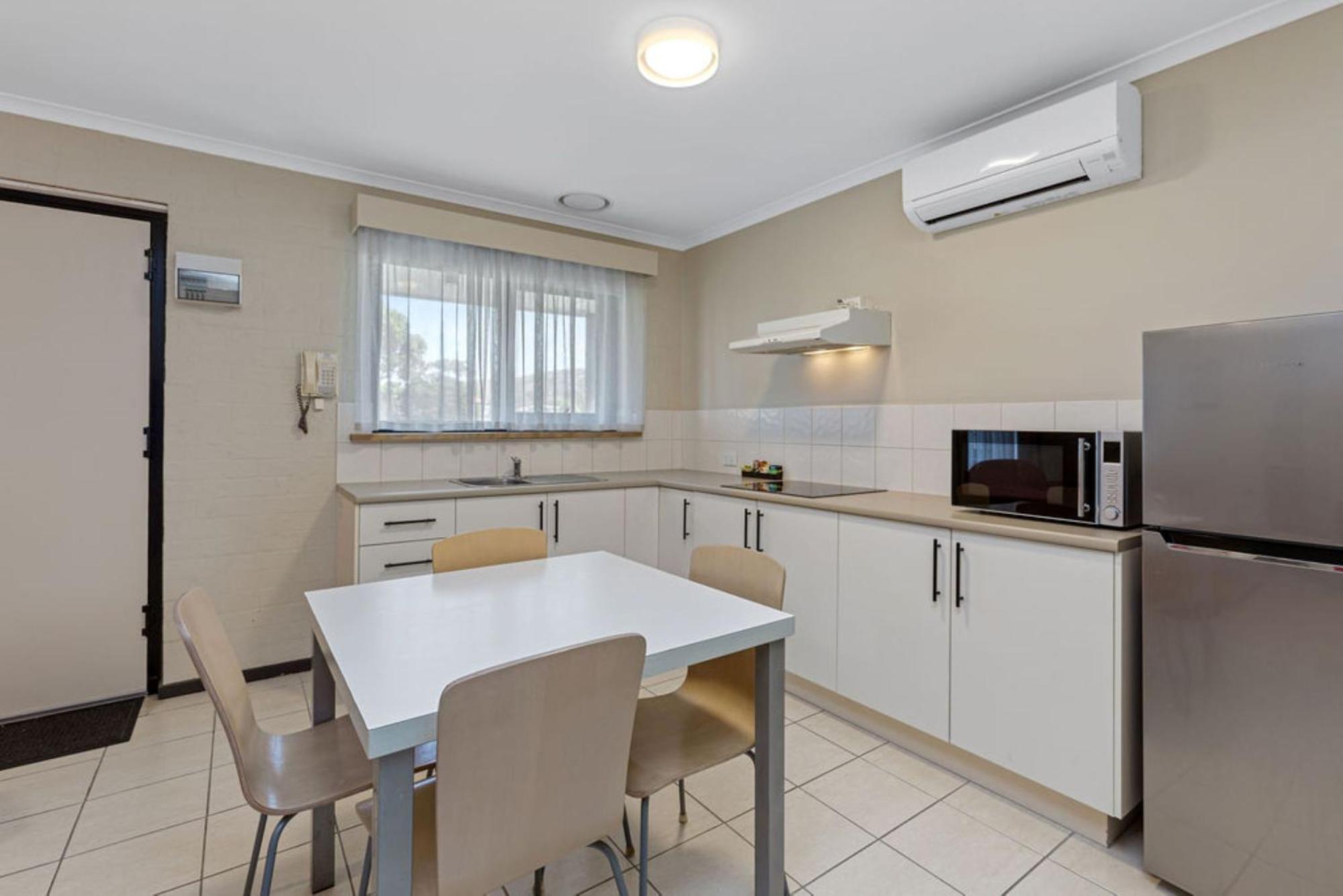 Two Bedroom Apartment with King Bed and Queen Bed (4 People).