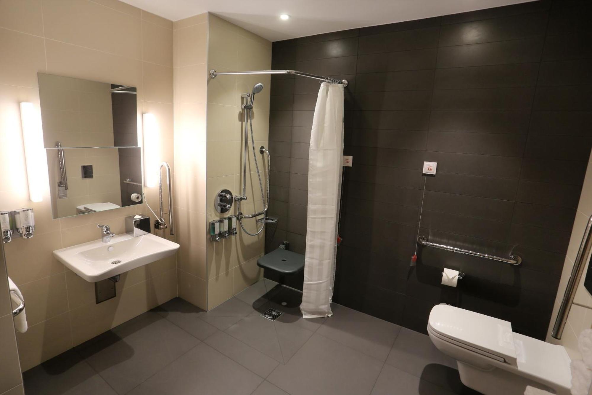 Queen Room - Accessible