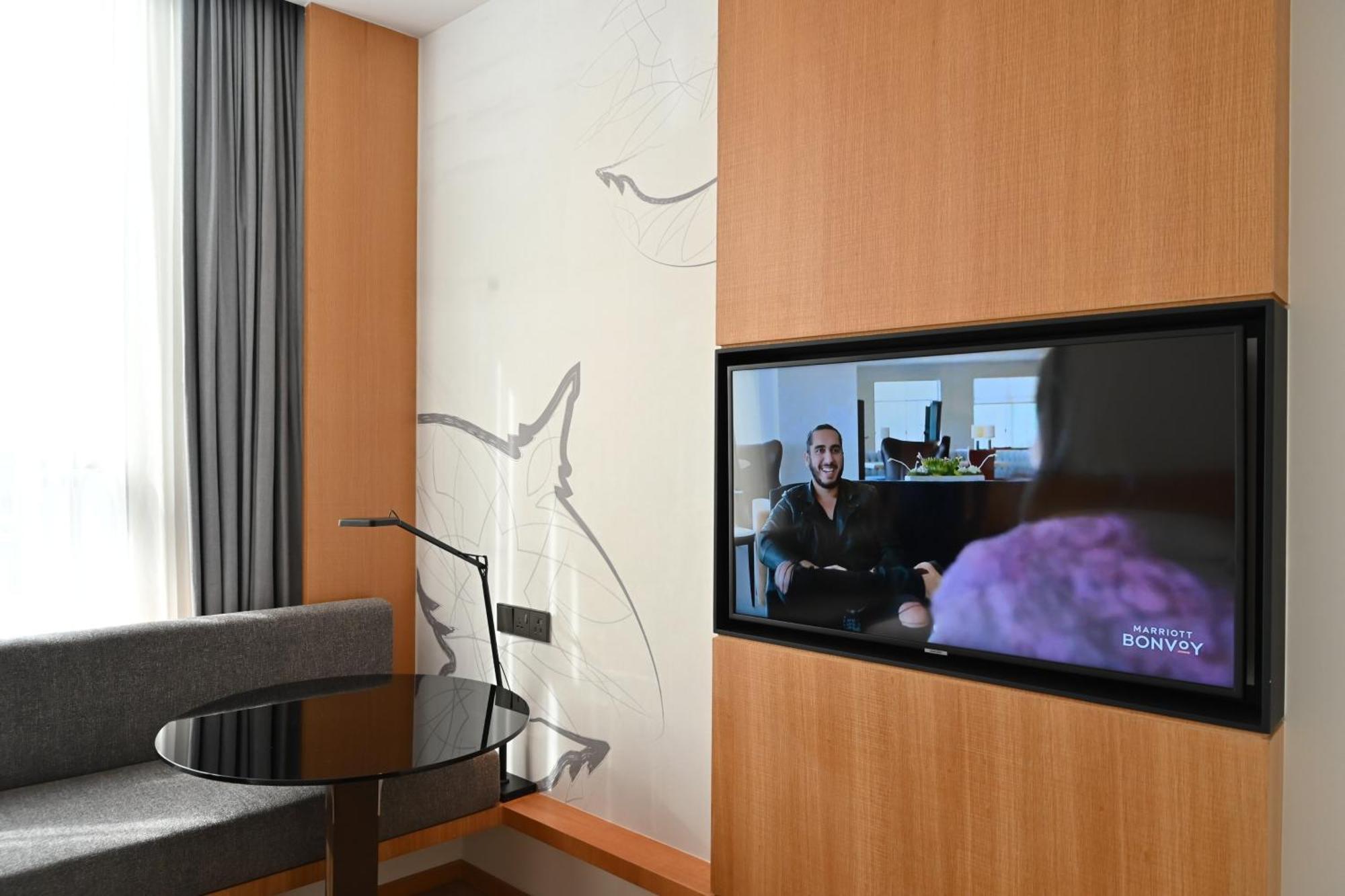 Deluxe Corner King Room with City View