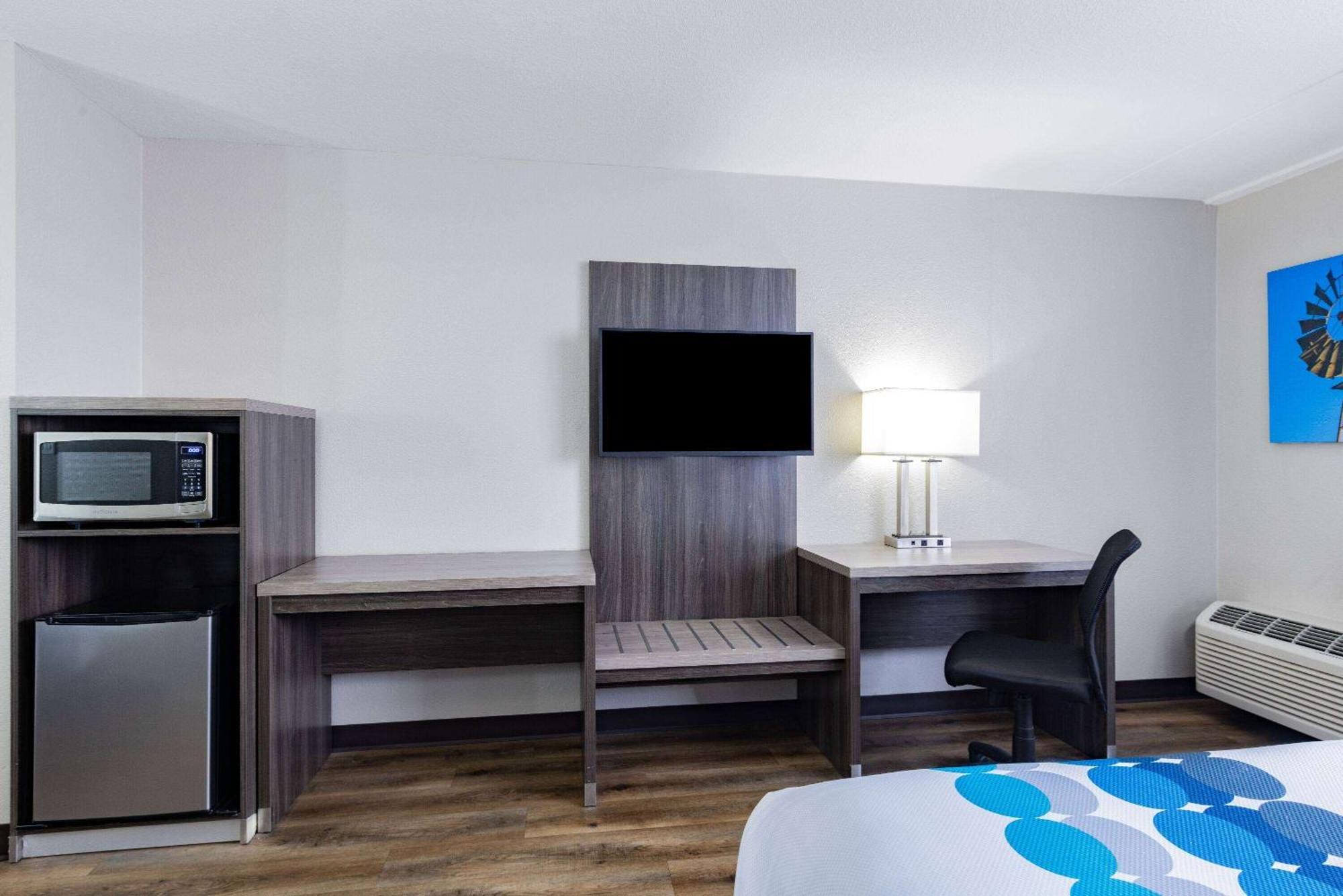 1 King Bed, Deluxe Mobility/Hearing Accessible Room, Roll-In Shower, Non-Smoking