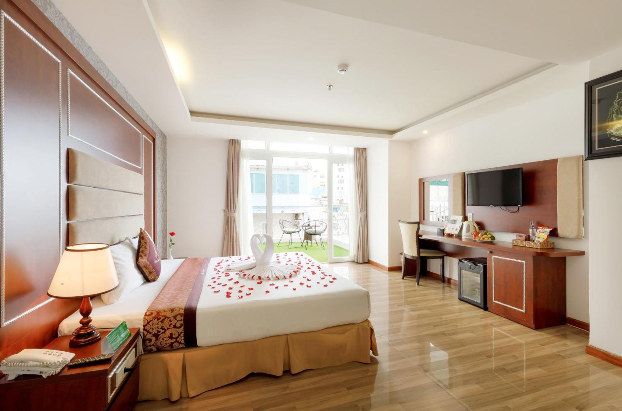 Deluxe Double Room with Balcony and Sea View