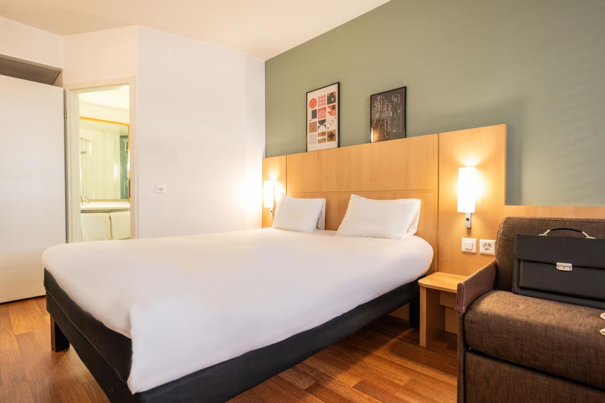 Standard Room with 1 Double Bed