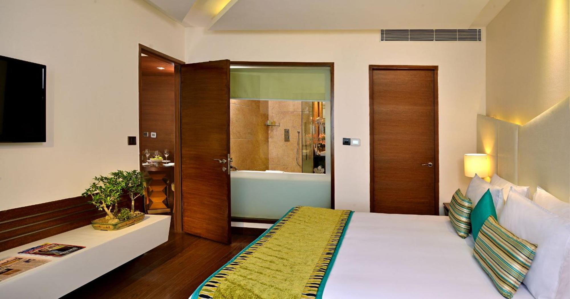 King Suite with Bathtub, Living Room and Private Balcony and with 20% discount on Food, Spa, Beverages and Laundry | 1+1 IMFL from 3pm to 7pm