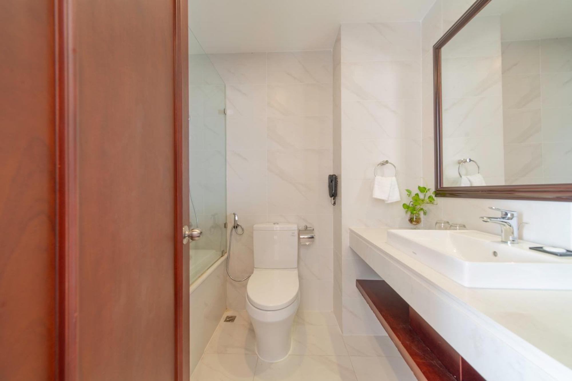 Senior Partial Sea View With Bathtub