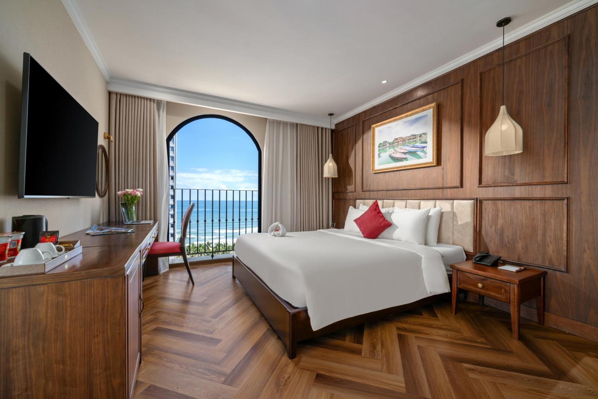 Luxury Suite Bathtub with Balcony and Sea View (Afternoon Tea Included)