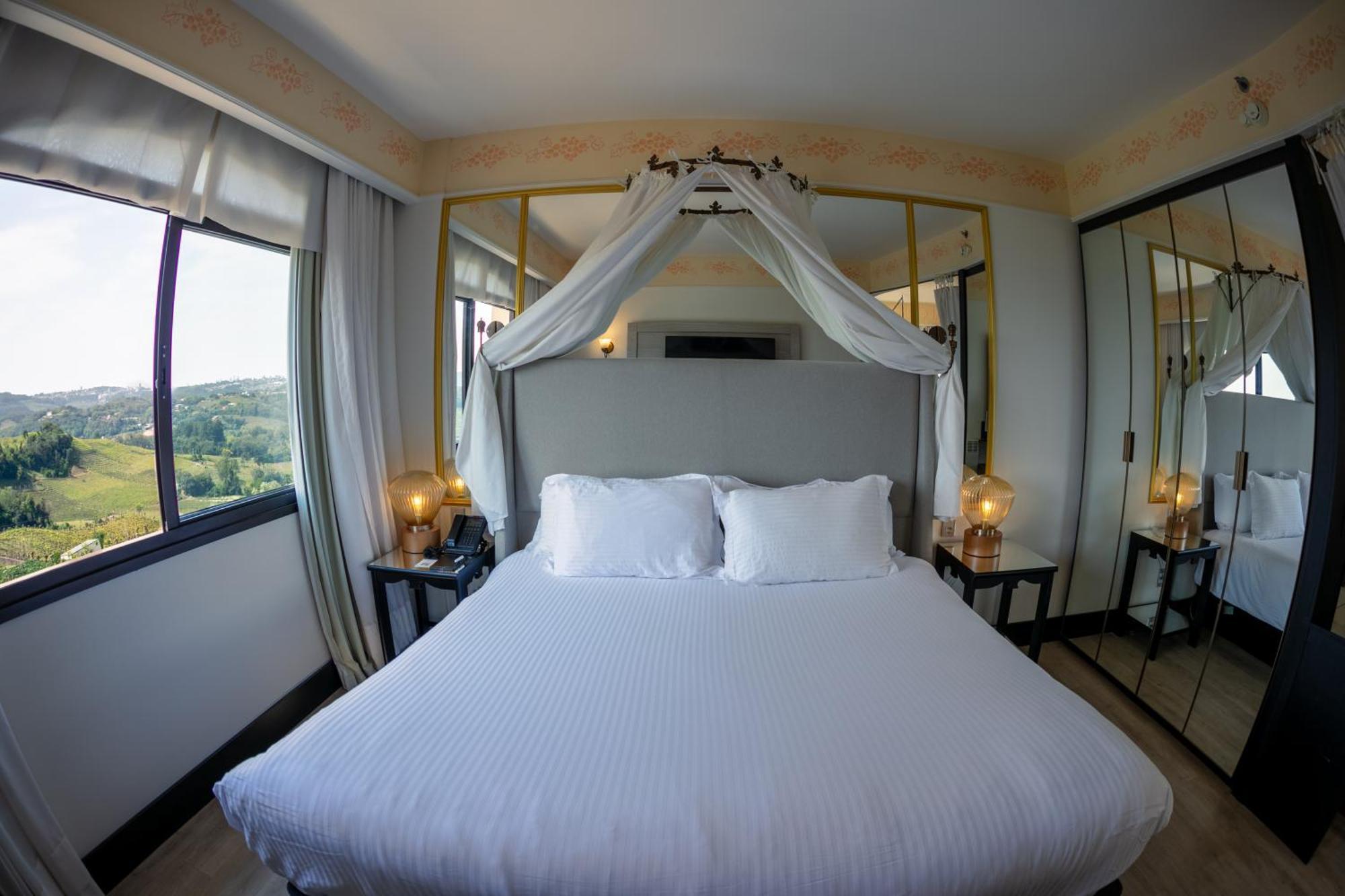 Suite Regia, 1 King, Fireplace with Vineyard View