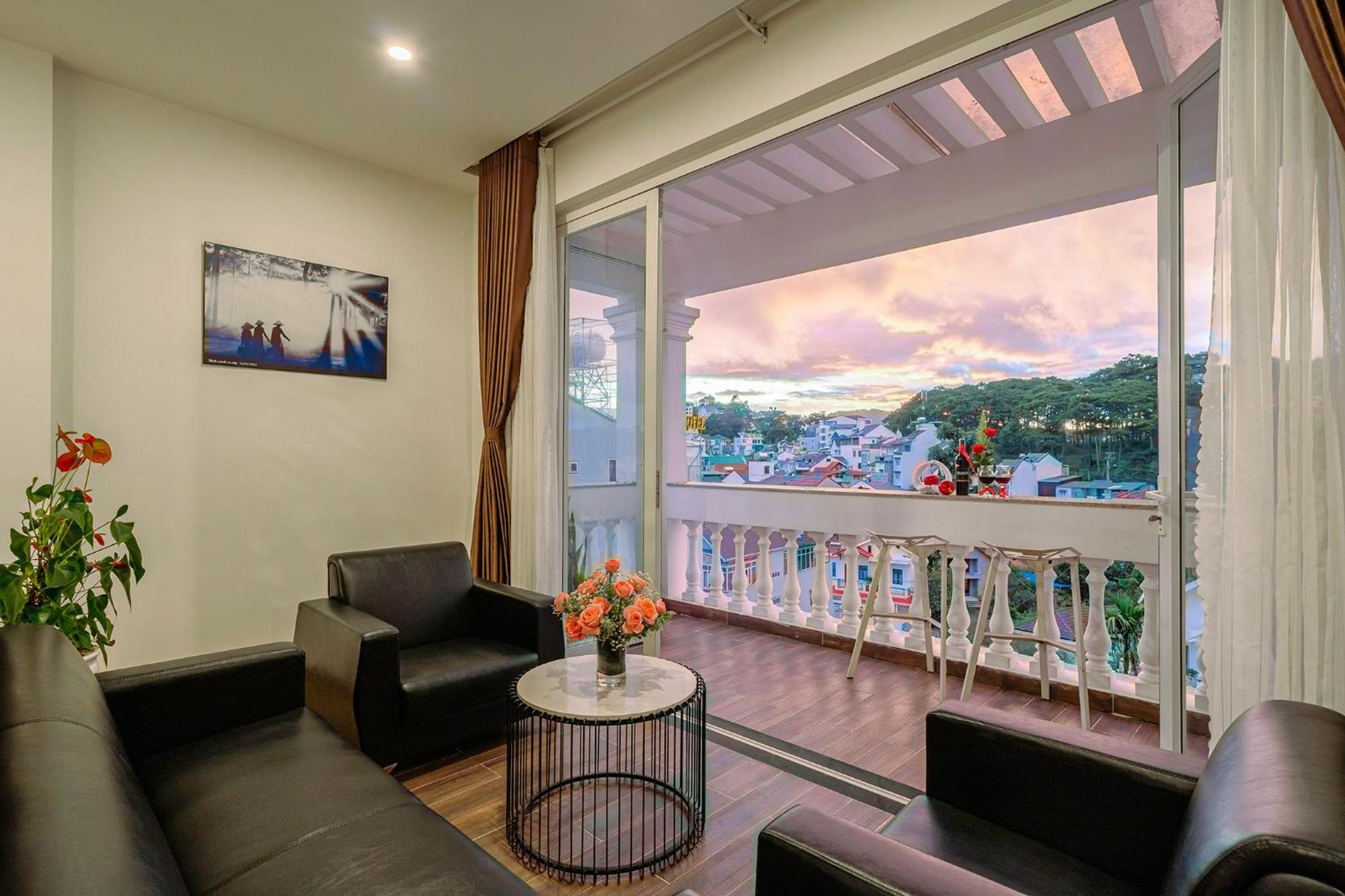 Suite with Mountain View