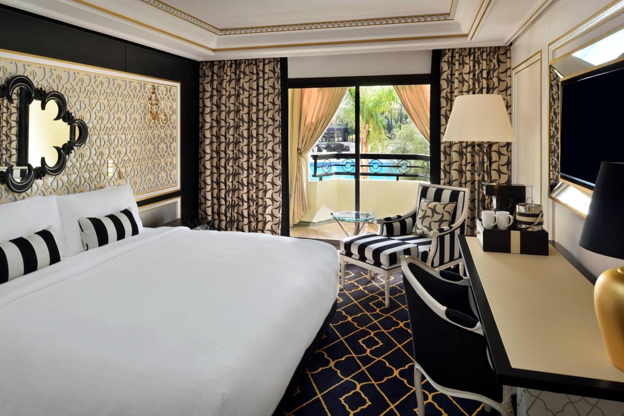 Deluxe Room, Guest room, 1 King, Pool view, Balcony