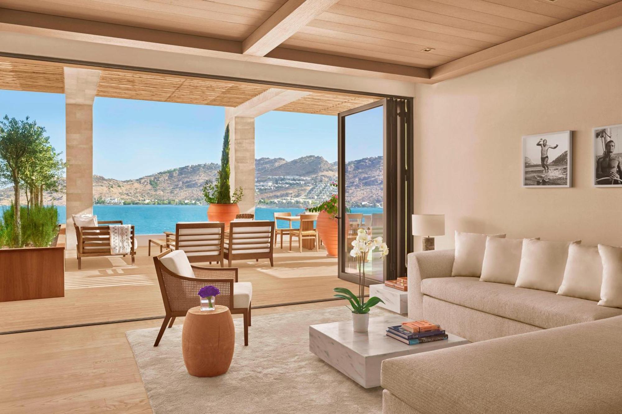 Superior One-Bedroom King Suite with Sea view and Balcony