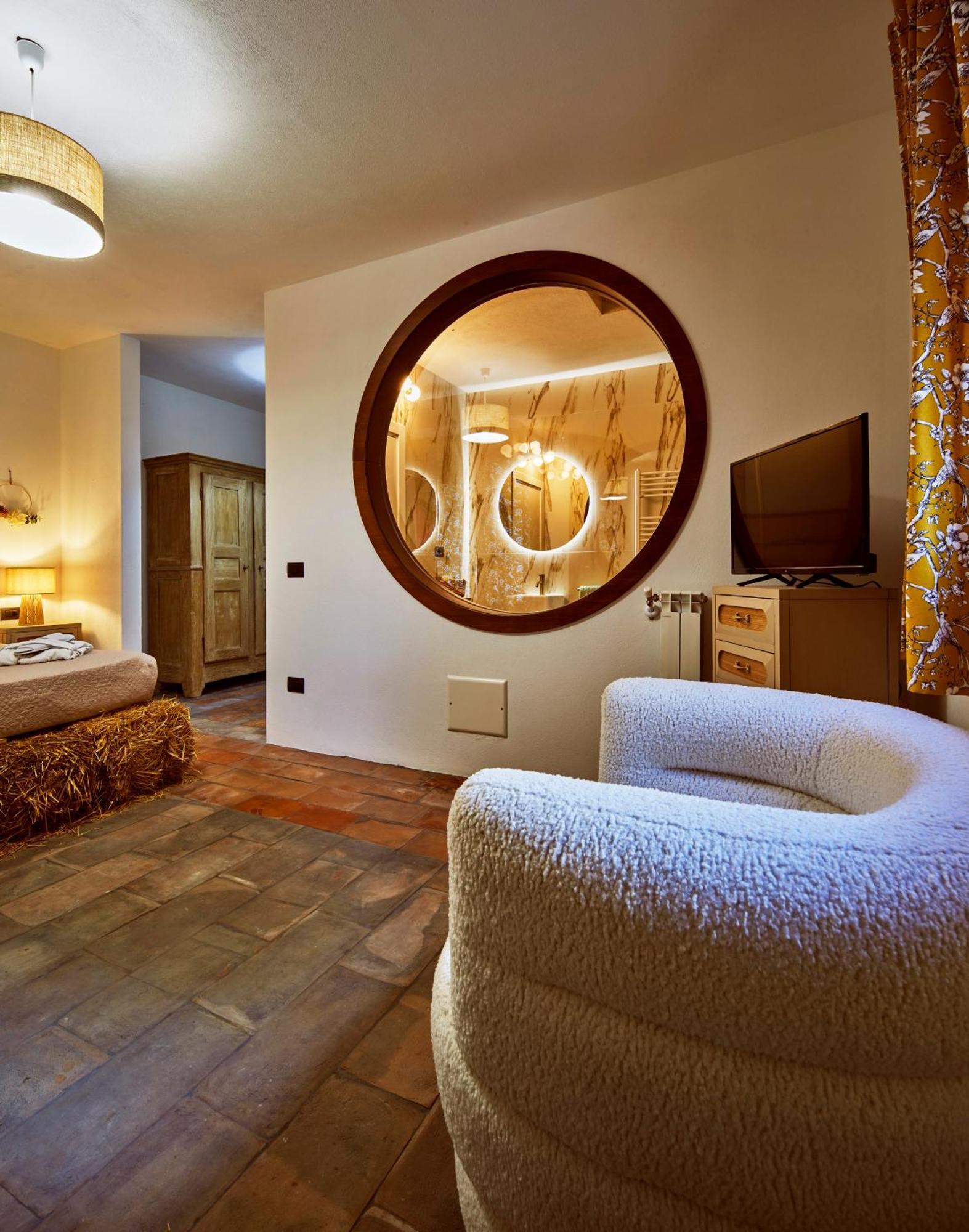 Deluxe Queen Suite