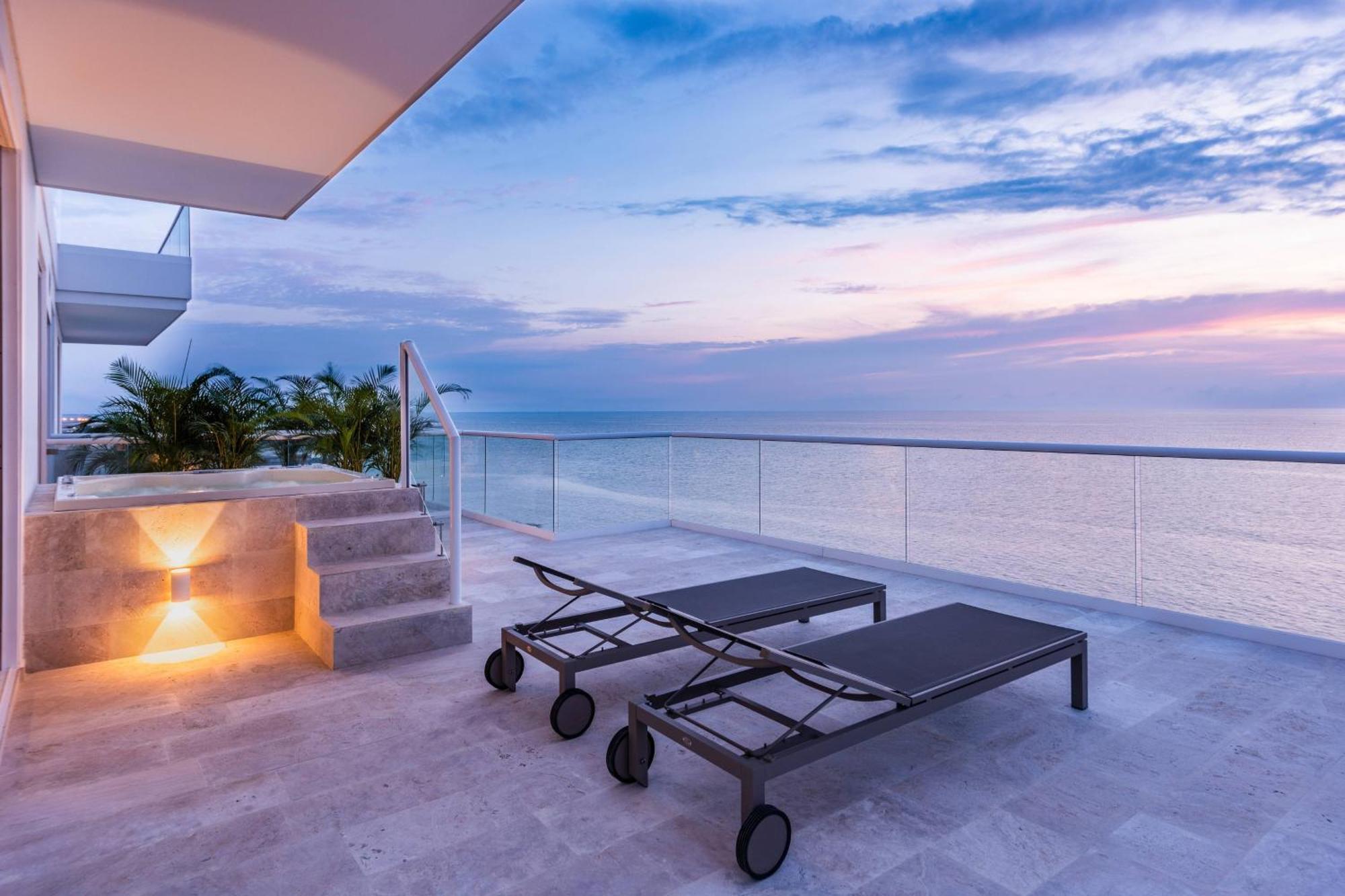 Junior King Suite with Sofa Bed and Outdoor Hot Tub - Oceanfront